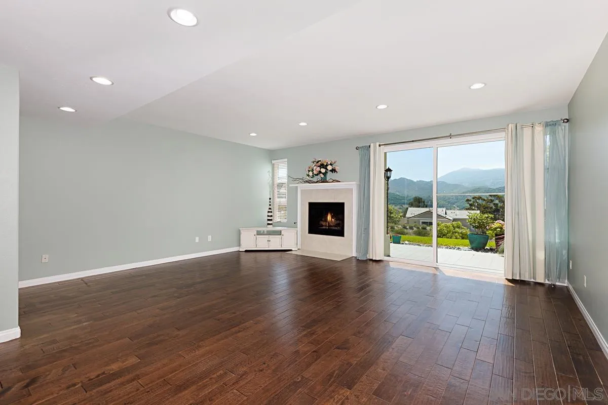 Photo #4: 240014835 Listing 