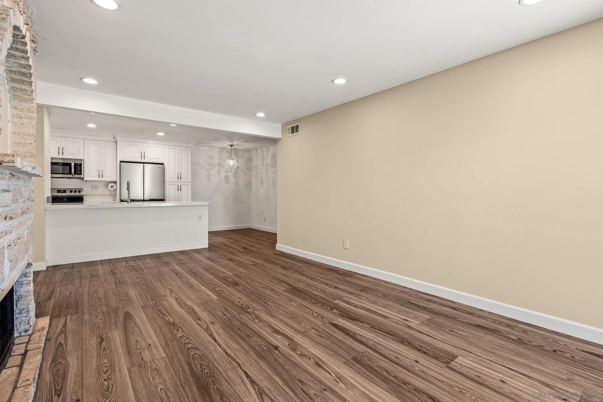 Photo #4: 240014897 Listing 