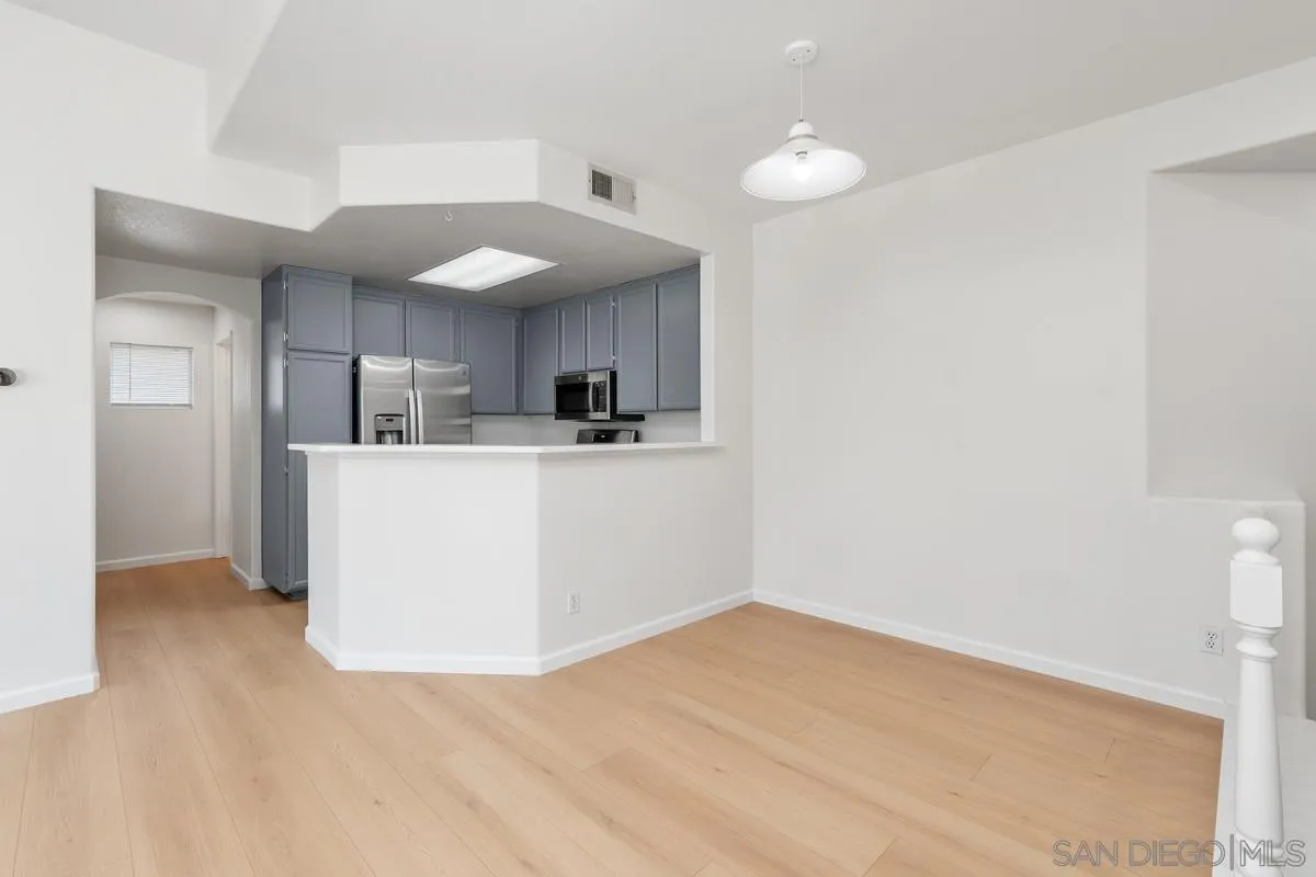 Photo #2: 240015733 Listing 
