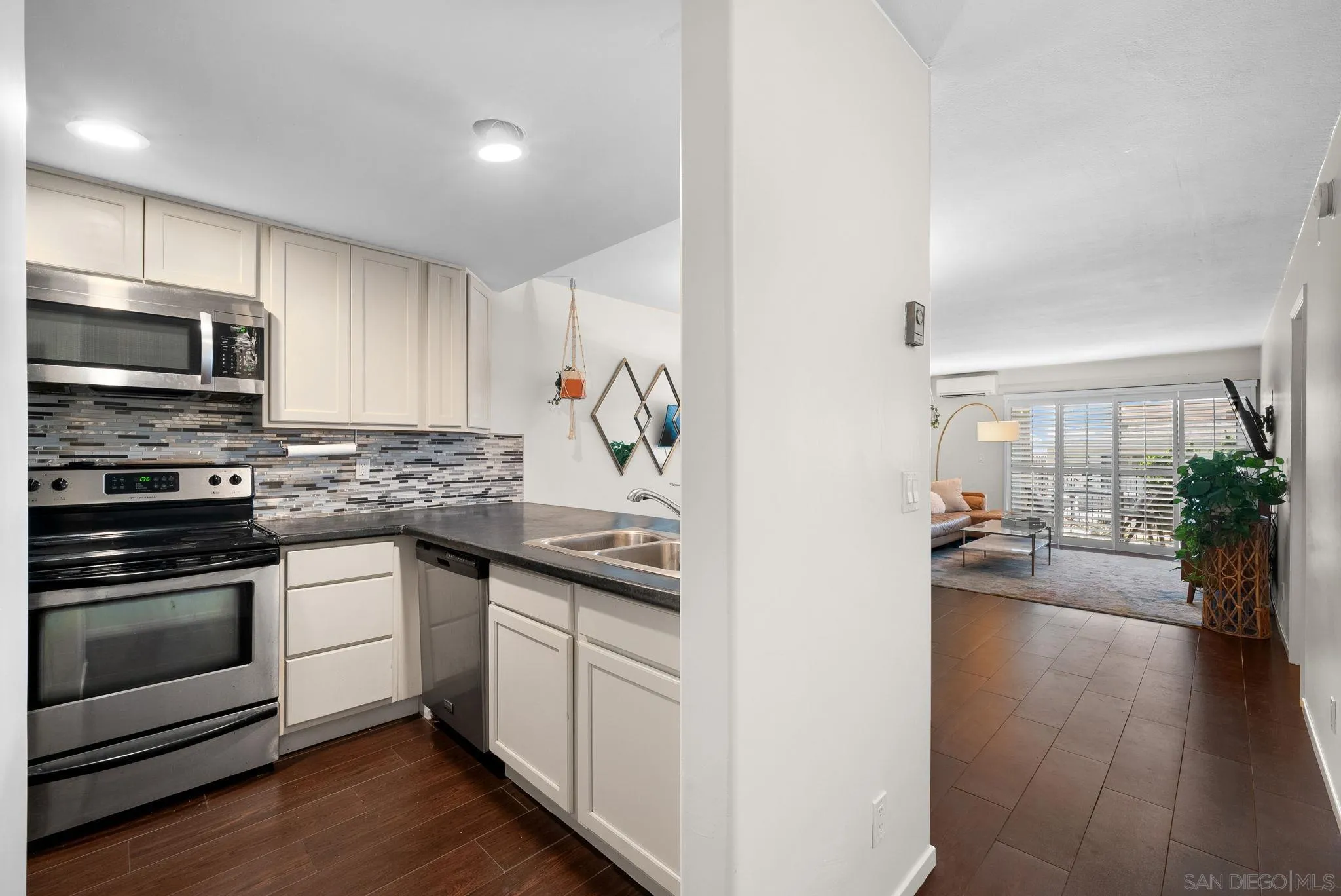 Photo #6: 240015980 Listing 