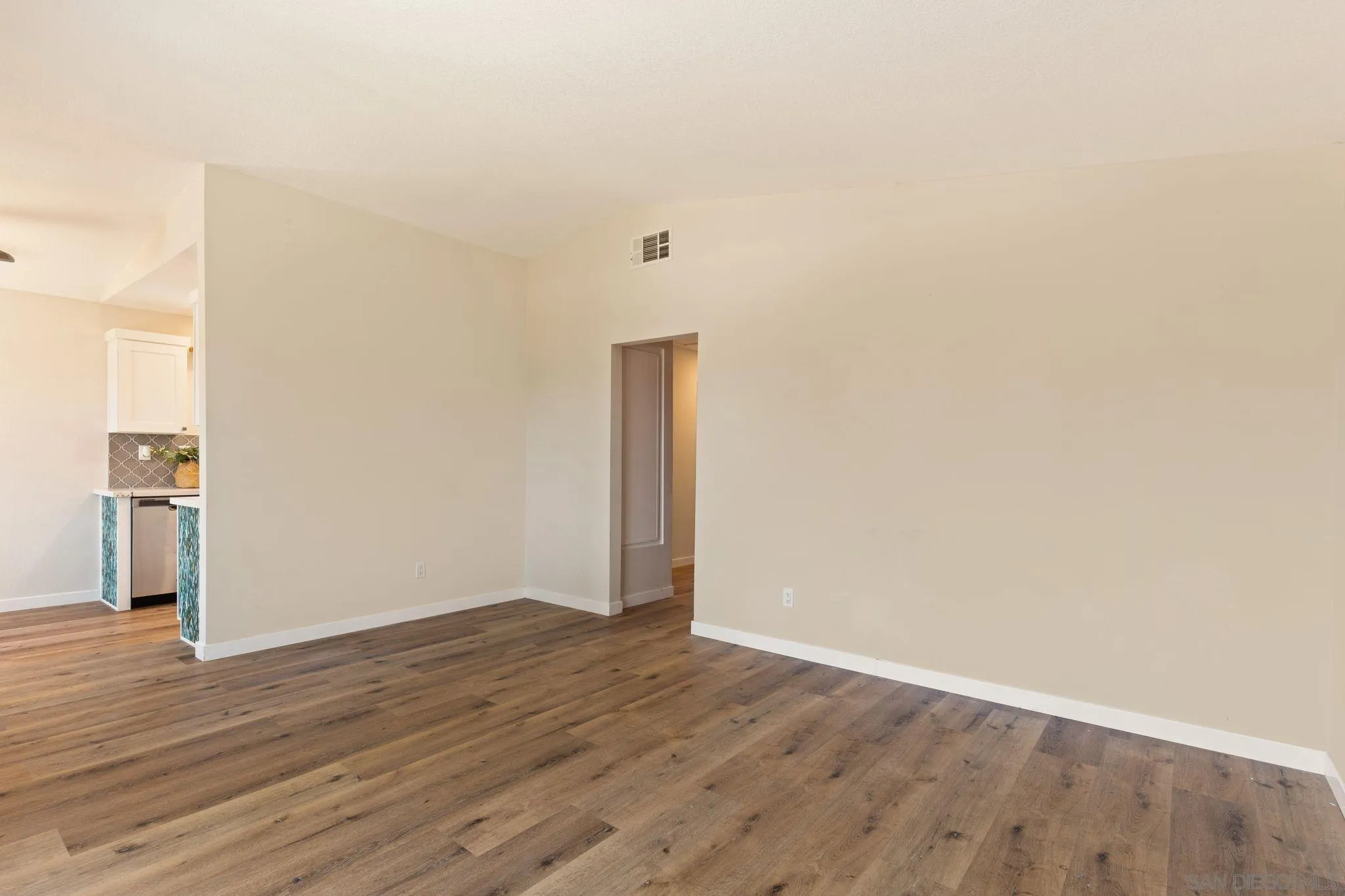 Photo #6: 240016650 Listing 