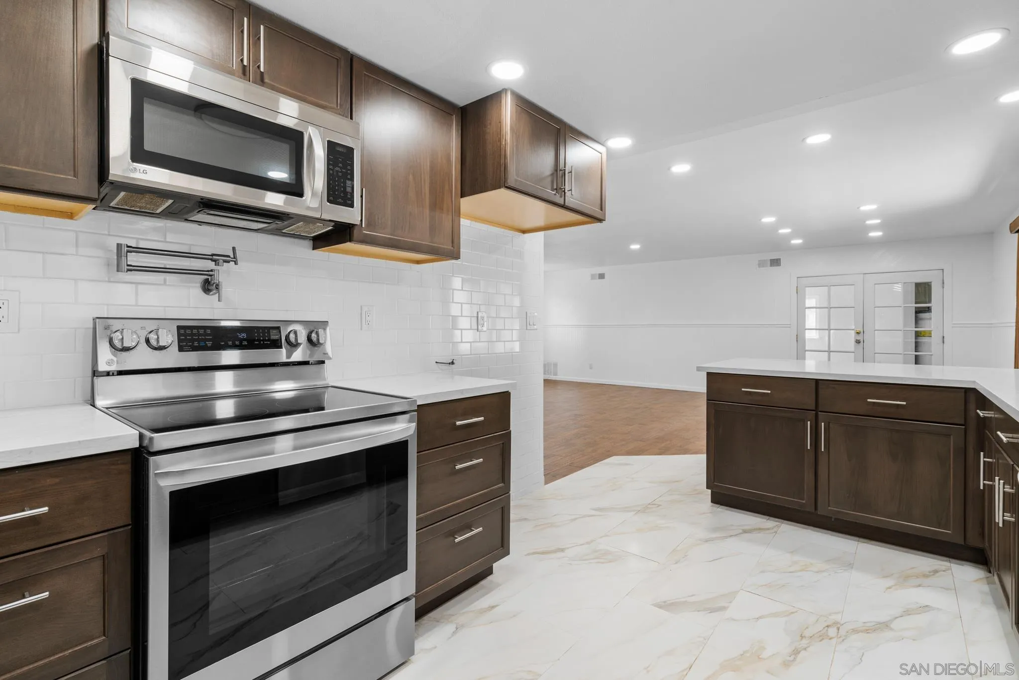 https://cdn.realtyfeed.com/cdn/127/240018568/499834a6d0b75e7d2d0cdff9f801aa19.webp