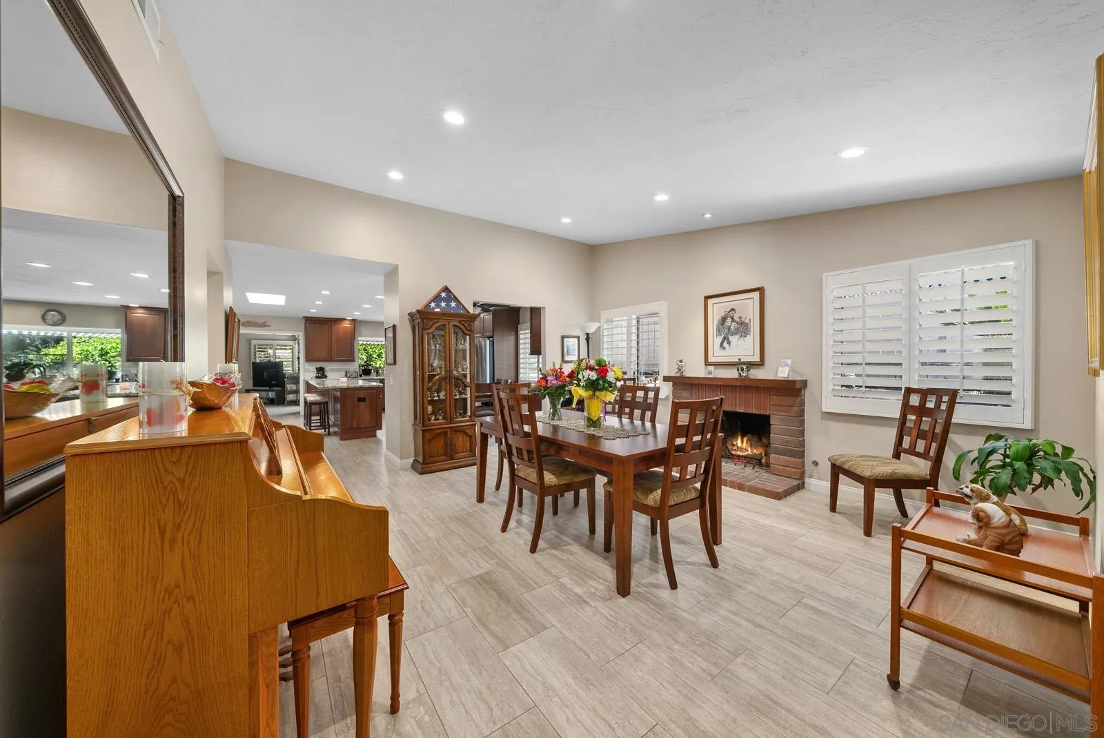 https://cdn.realtyfeed.com/cdn/127/240019352/e965746d8ba7e0f478092c743ff5ee28.webp