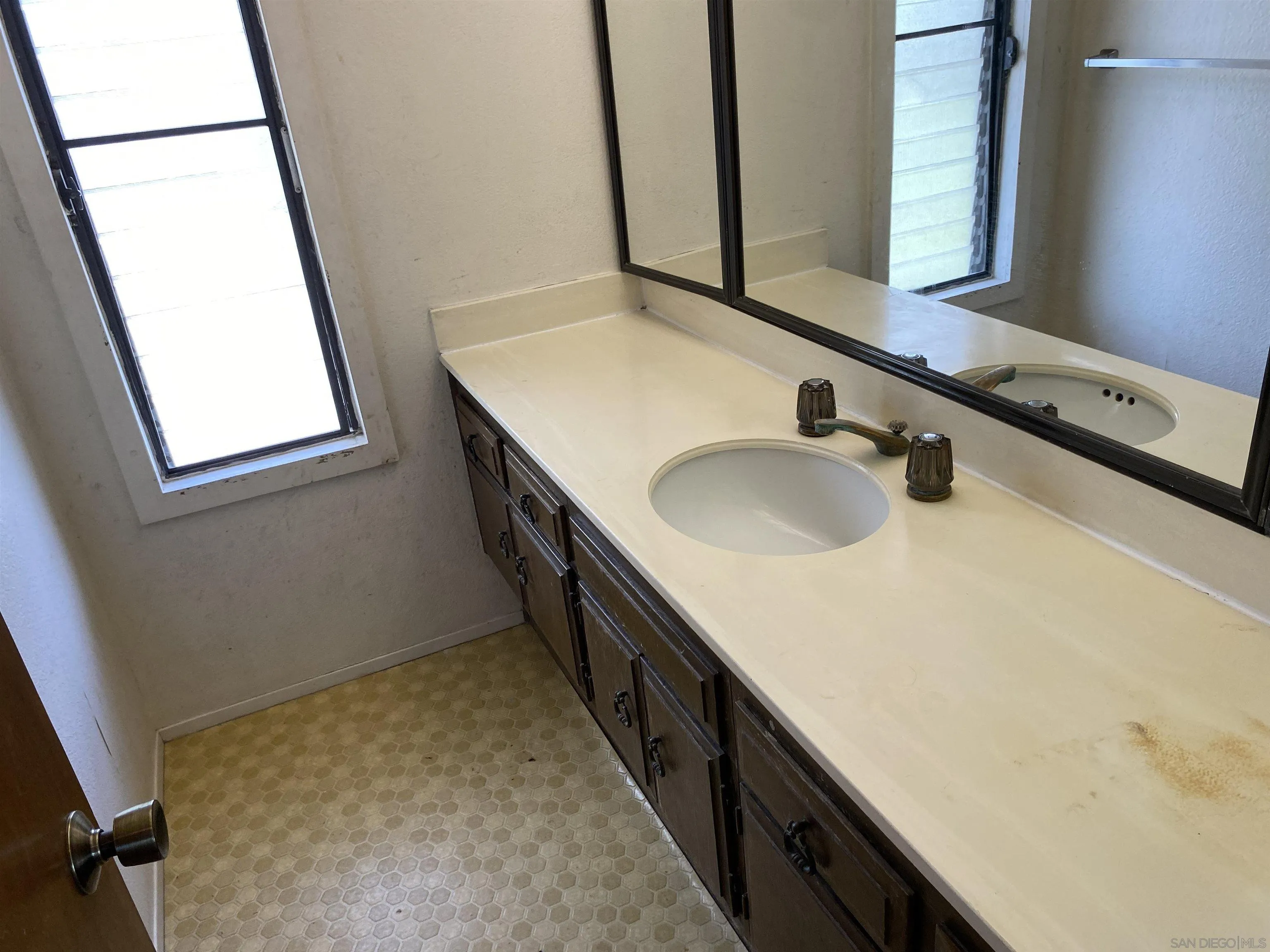 https://cdn.realtyfeed.com/cdn/127/240022011/d86972e2c15c925ff514aadcaec9c95d.webp