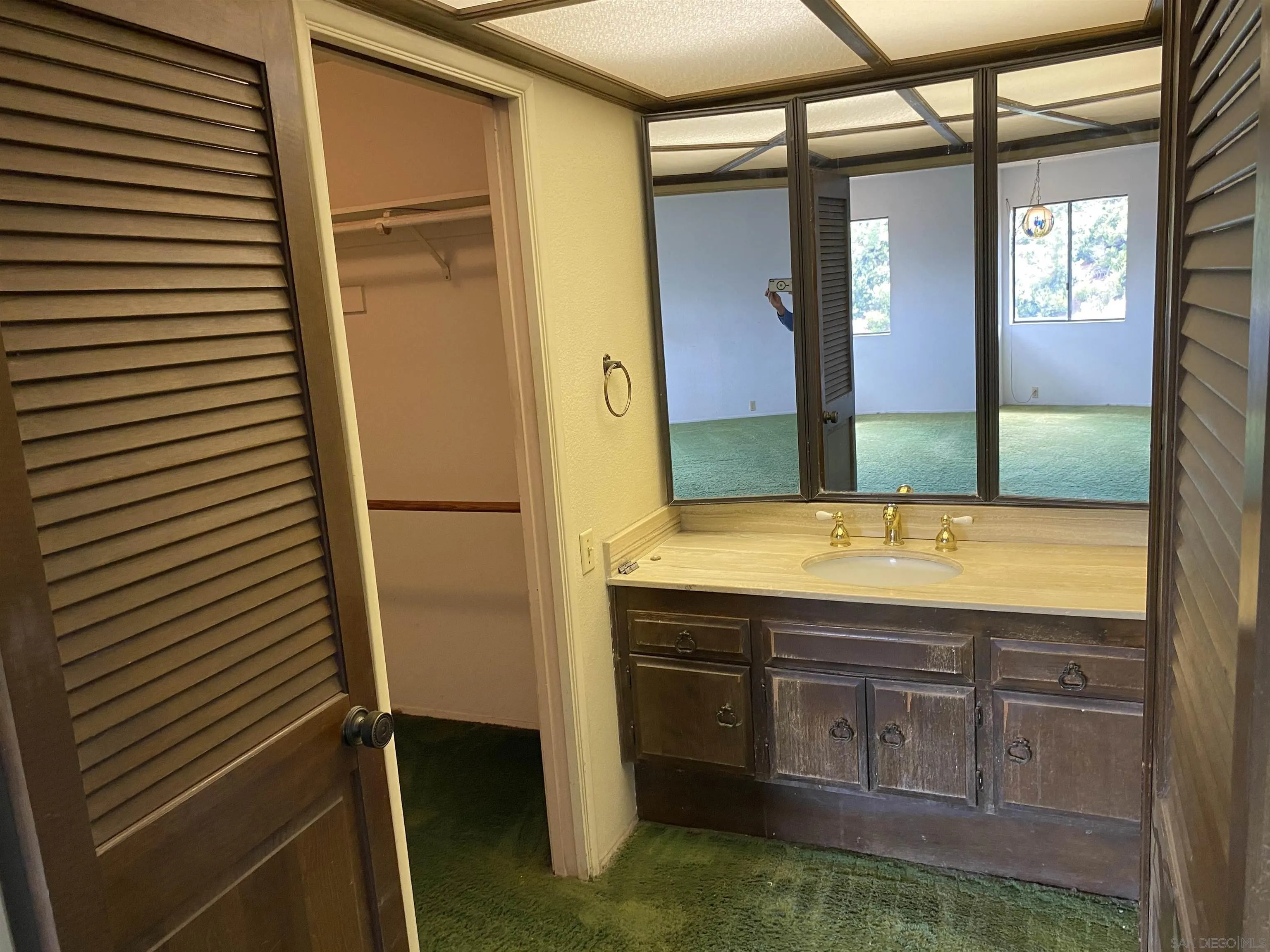 https://cdn.realtyfeed.com/cdn/127/240022011/e5e958ec6419f5a5ddf0d32cad985fb1.webp