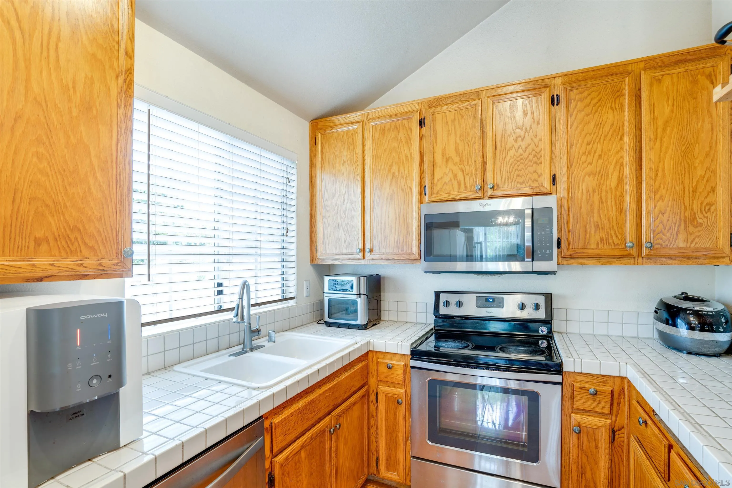 Photo #5: 240022876 Listing 