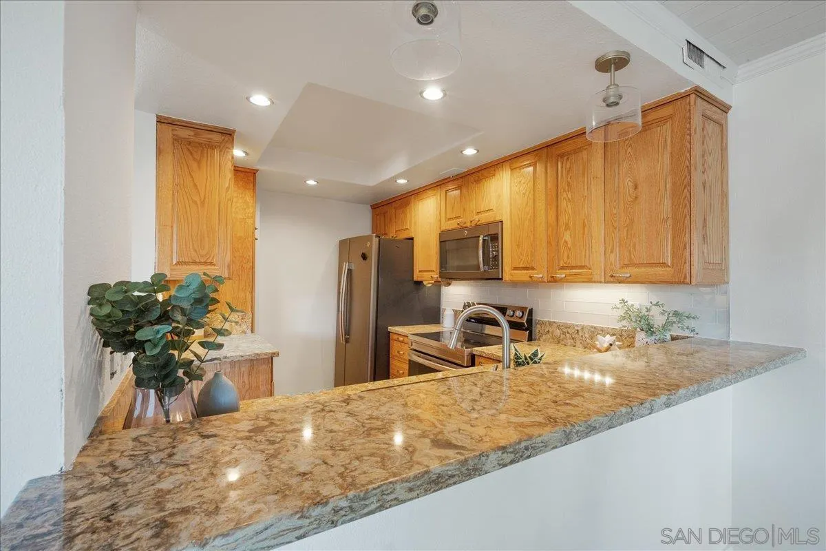 Photo #3: 240023025 Listing 