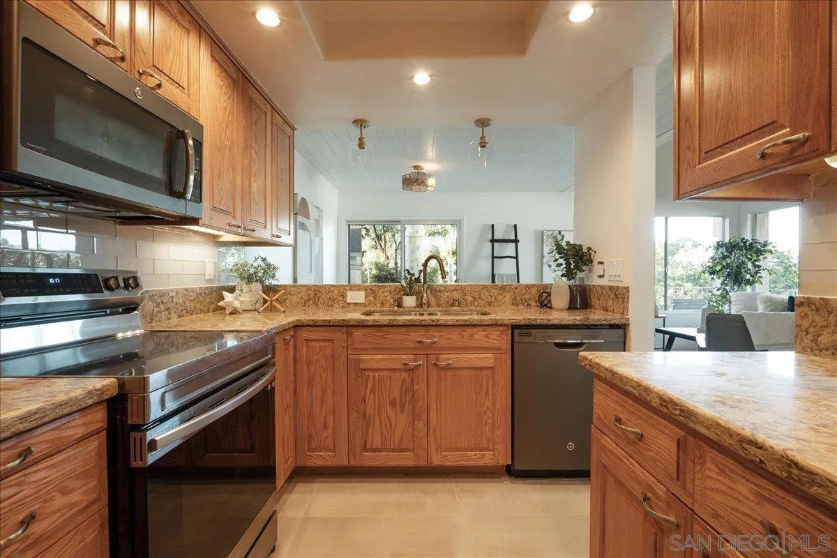 Photo #2: 240023025 Listing 