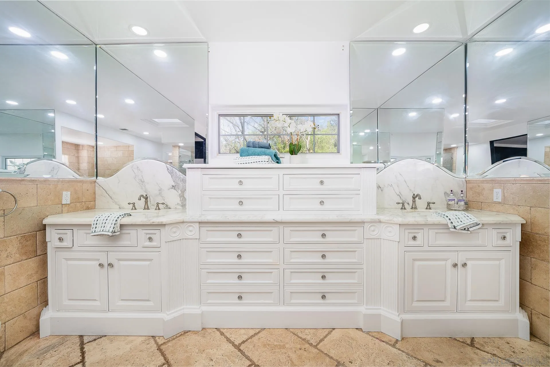 https://cdn.realtyfeed.com/cdn/127/240024533/14de53ca7ce51ed2444b0c0d78b47401.webp