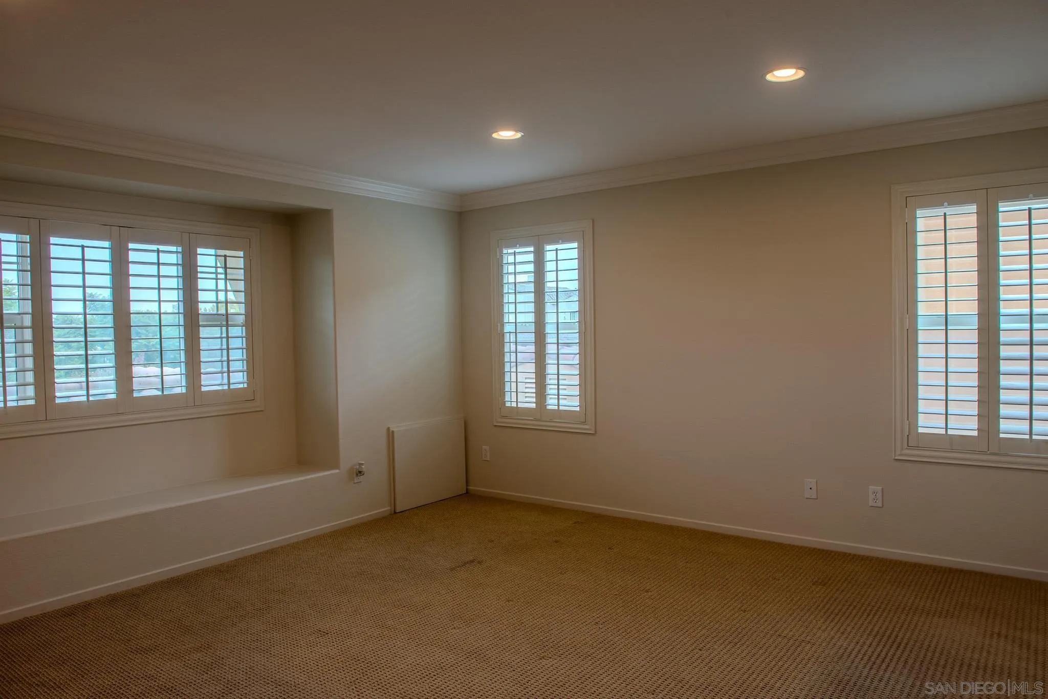 https://cdn.realtyfeed.com/cdn/127/240025558/7c50cbbba869864532278654eab81cae.webp
