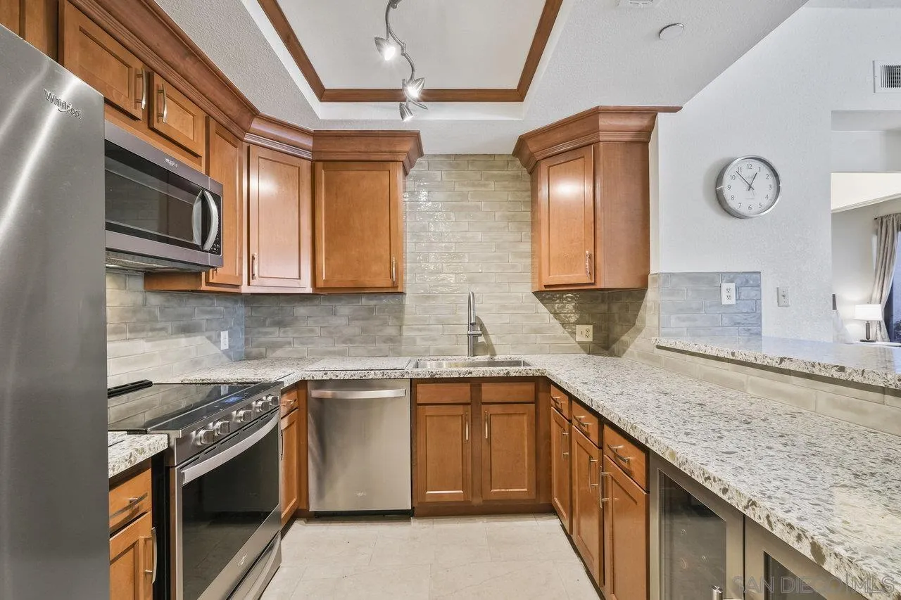 Photo #4: 240025584 Listing 