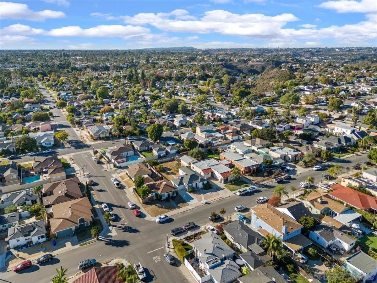 https://cdn.realtyfeed.com/cdn/127/240026446/c0c1e76ea3b3839b30fe44c74be936d4.webp