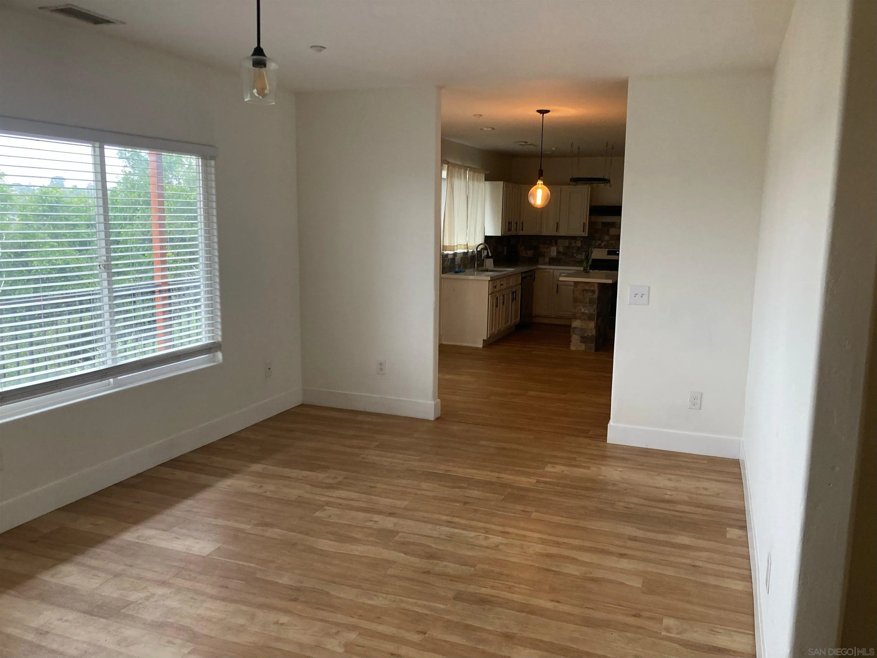 https://cdn.realtyfeed.com/cdn/127/240026521/2303eb05af53794e7273a570d63b0950.webp