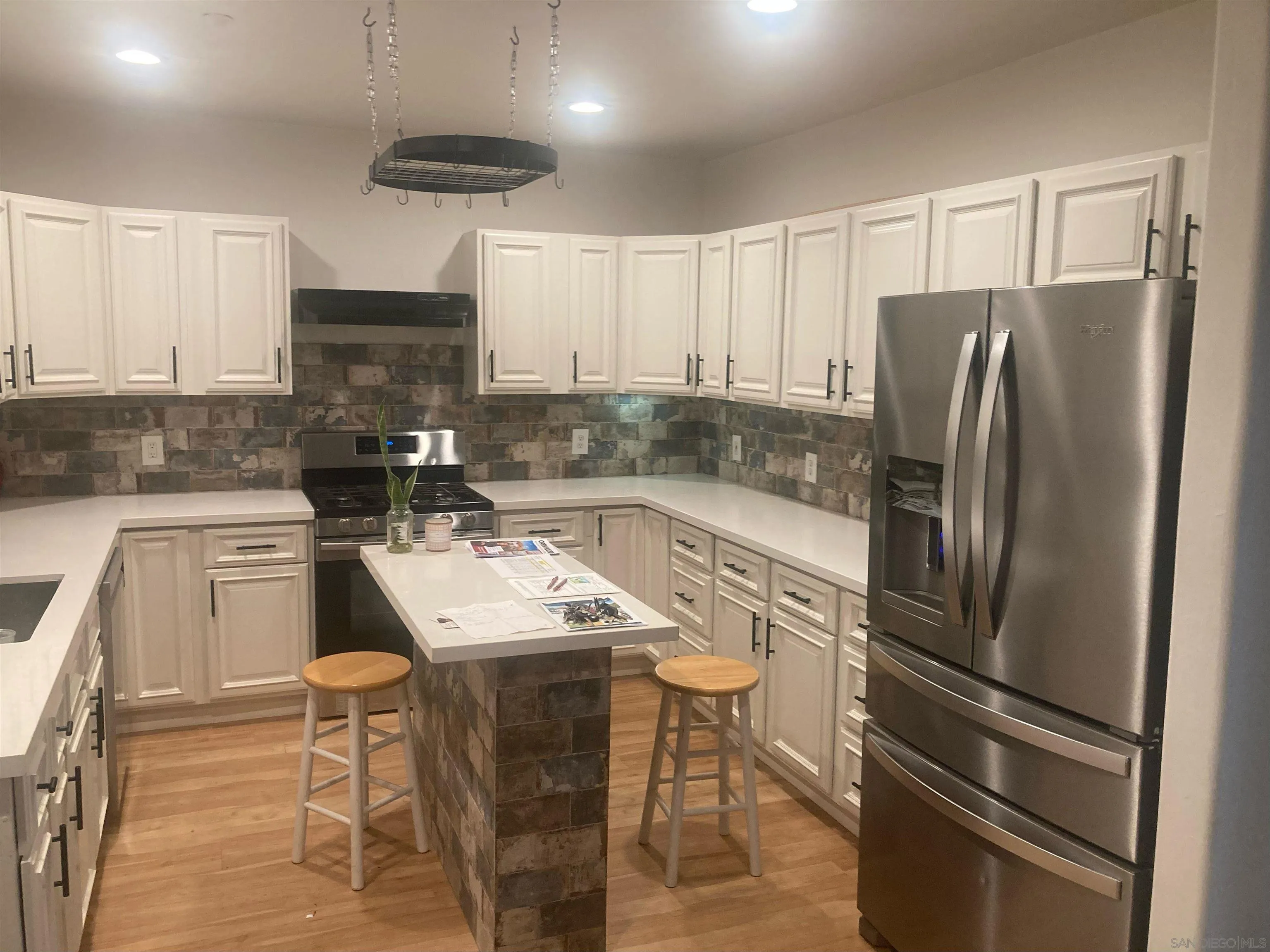 https://cdn.realtyfeed.com/cdn/127/240026521/729a8599b4fdb58ad1884d18dba694aa.webp