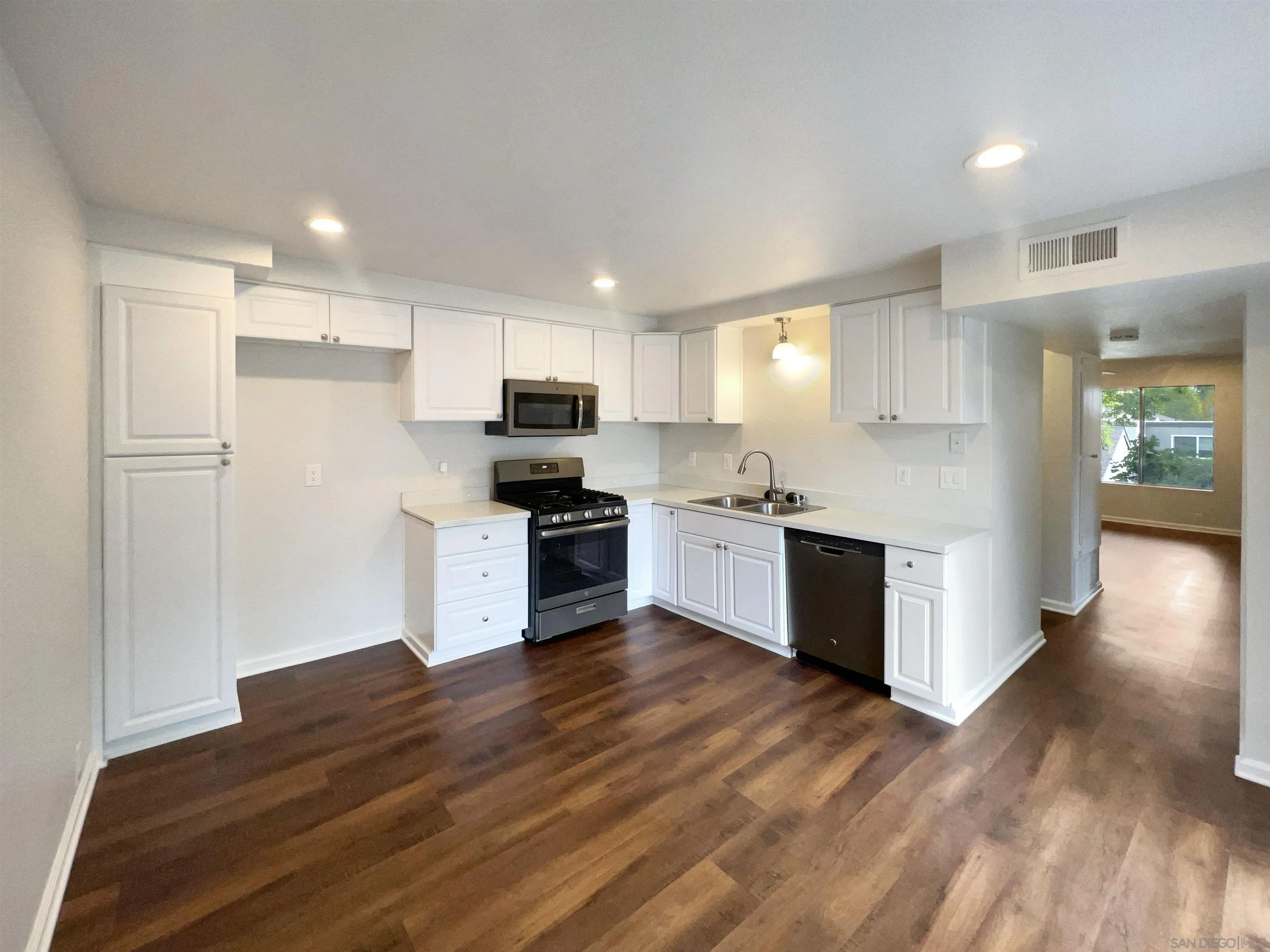 Photo #6: 240027558 Listing 