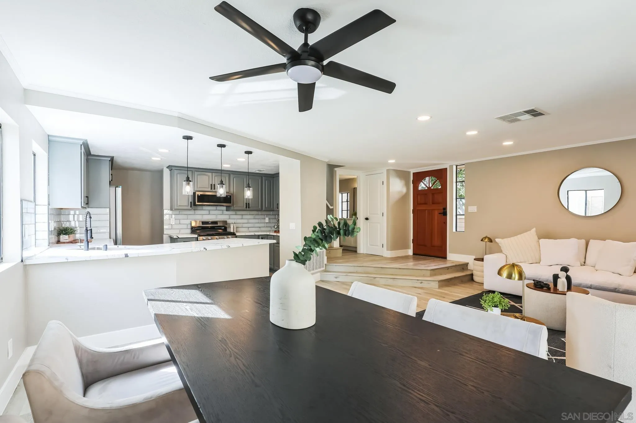 Photo #2: 240027659 Listing 