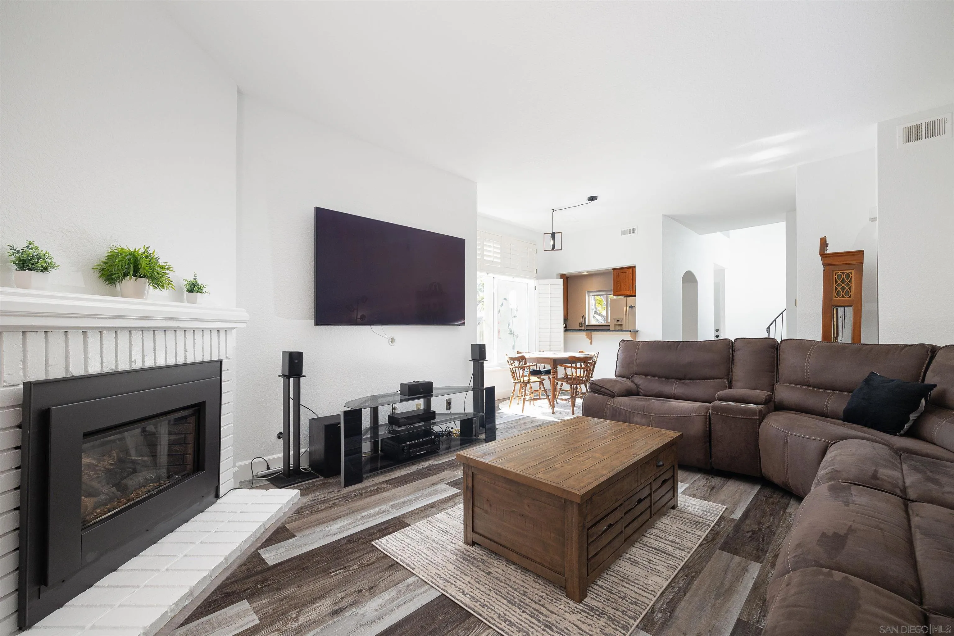 Photo #6: 240027896 Listing 