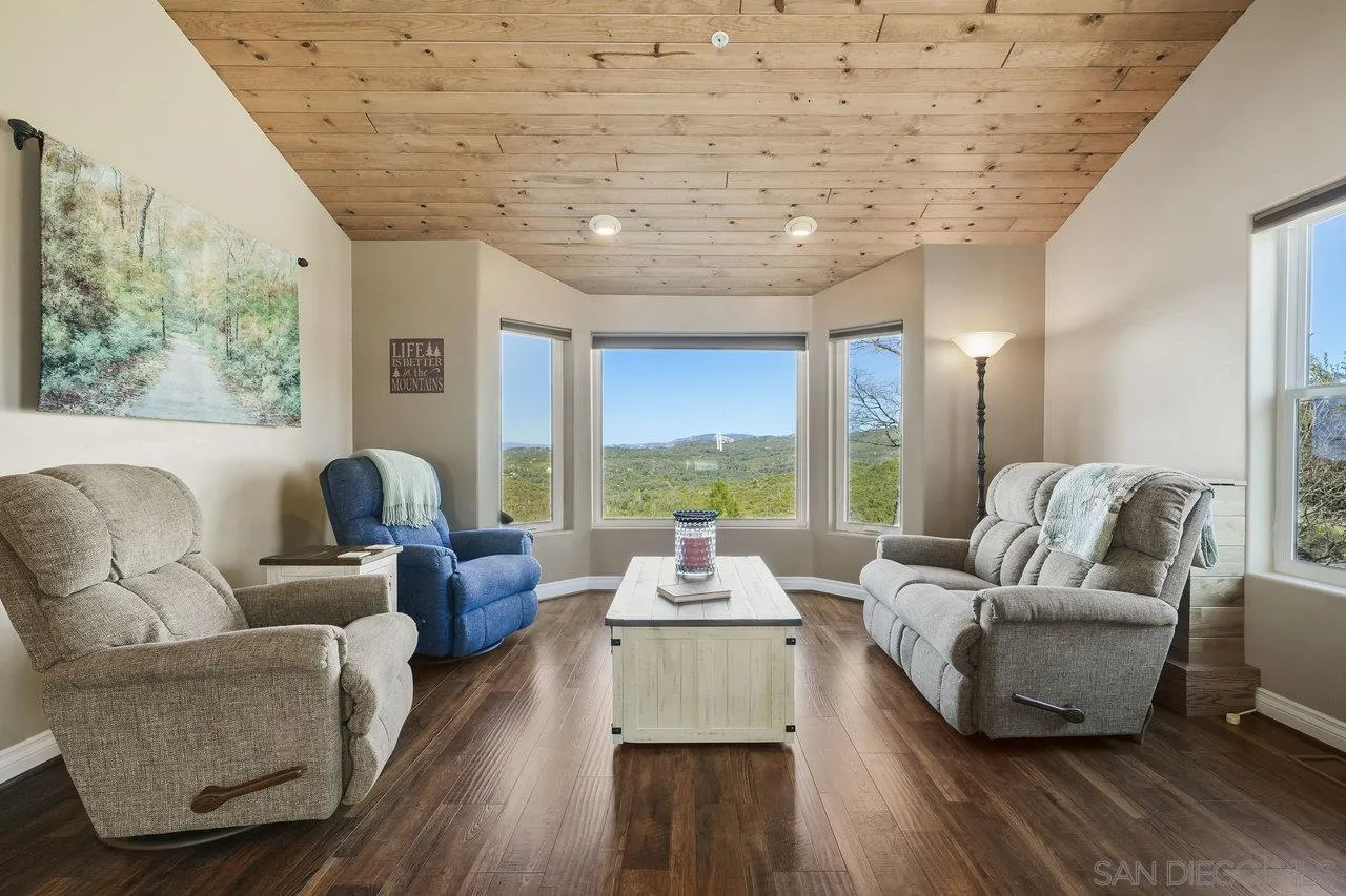 https://cdn.realtyfeed.com/cdn/127/240028959/74eee23485cfb33e17b0f2bd56e982f1.webp