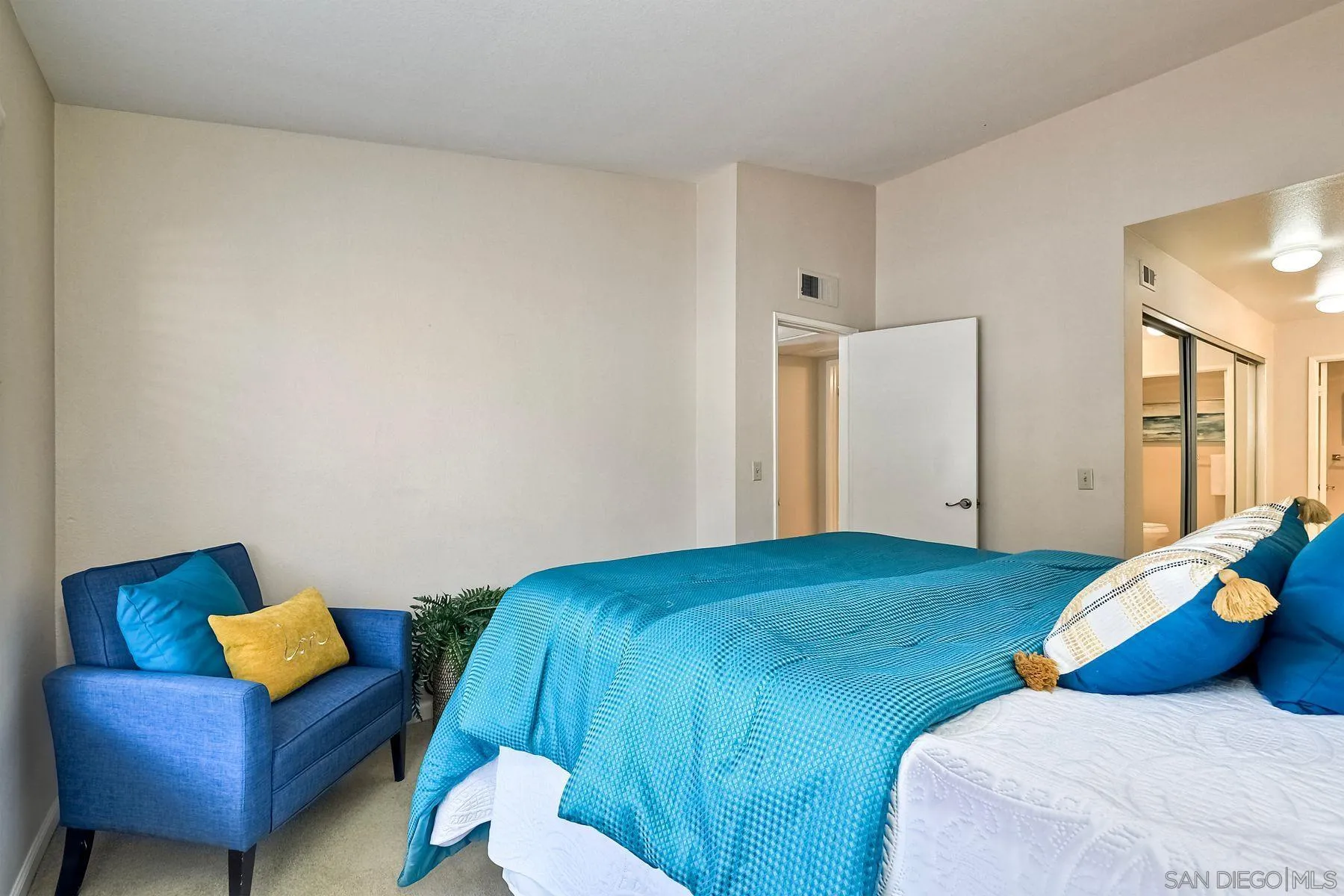 https://cdn.realtyfeed.com/cdn/127/240028994/eb87ff06e6526306349e3d1672d9017c.webp
