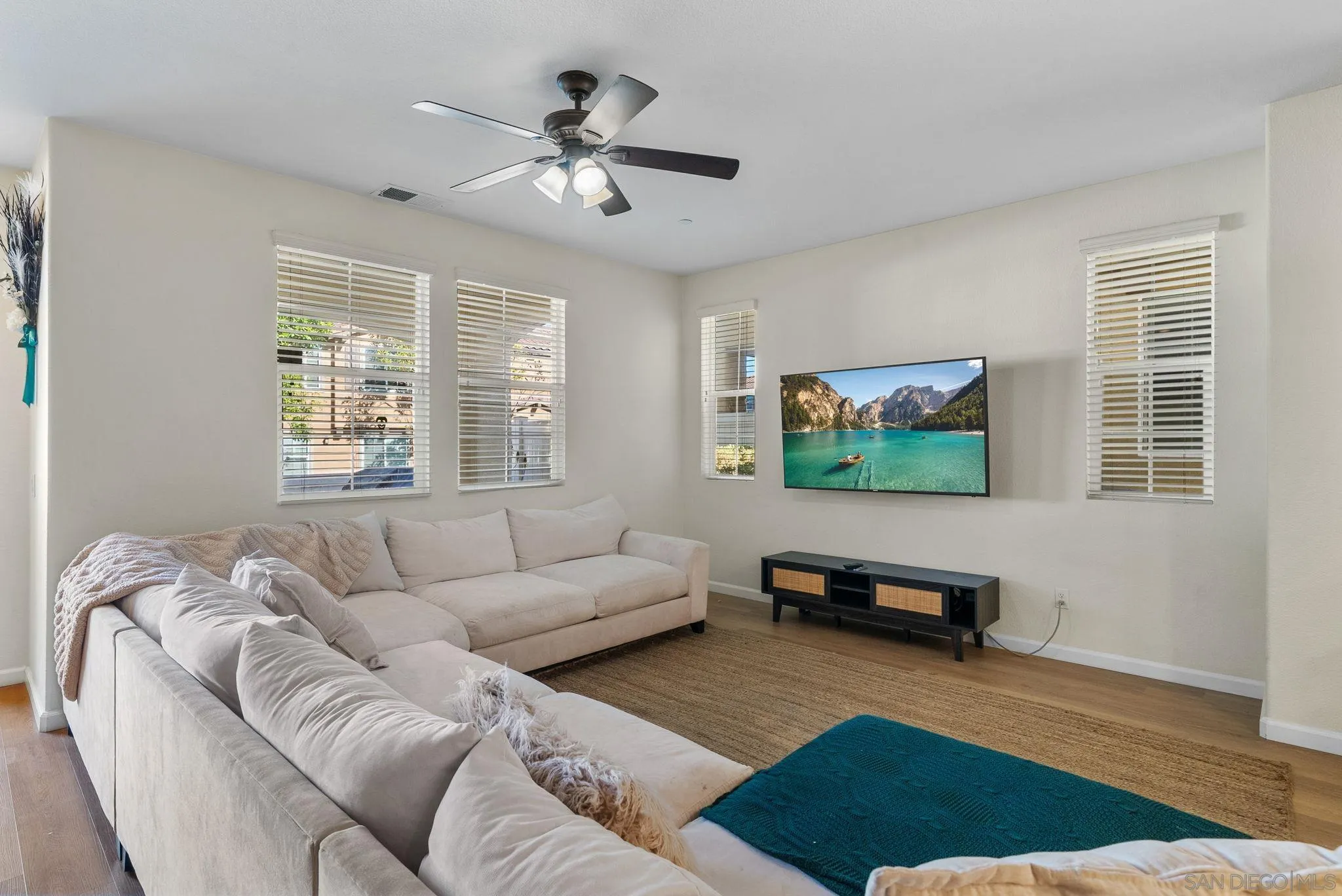 https://cdn.realtyfeed.com/cdn/127/250000005/5d9bc34594a464d54fb0b8d0b27e2419.webp