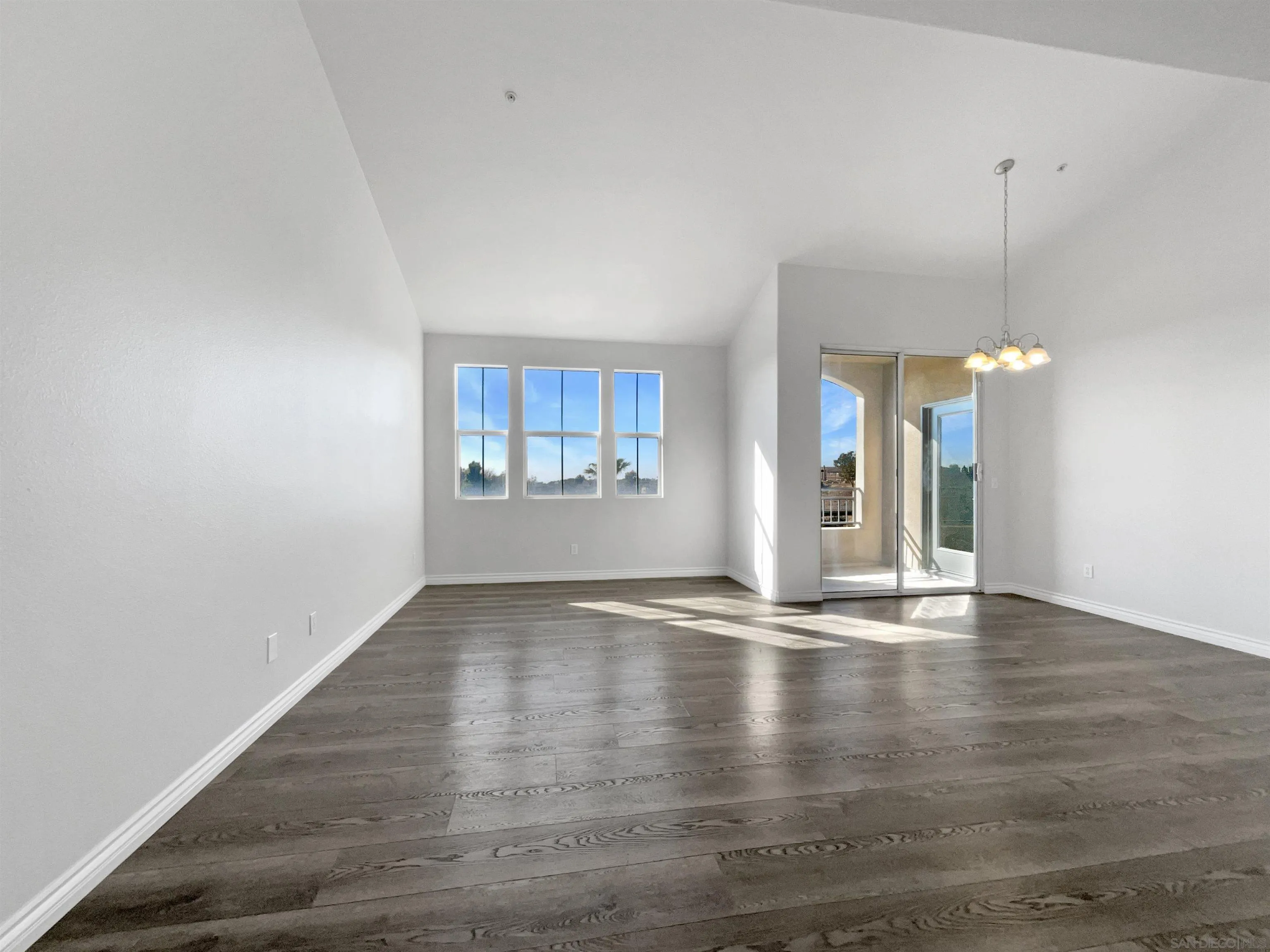 Photo #3: 250000018 Listing 