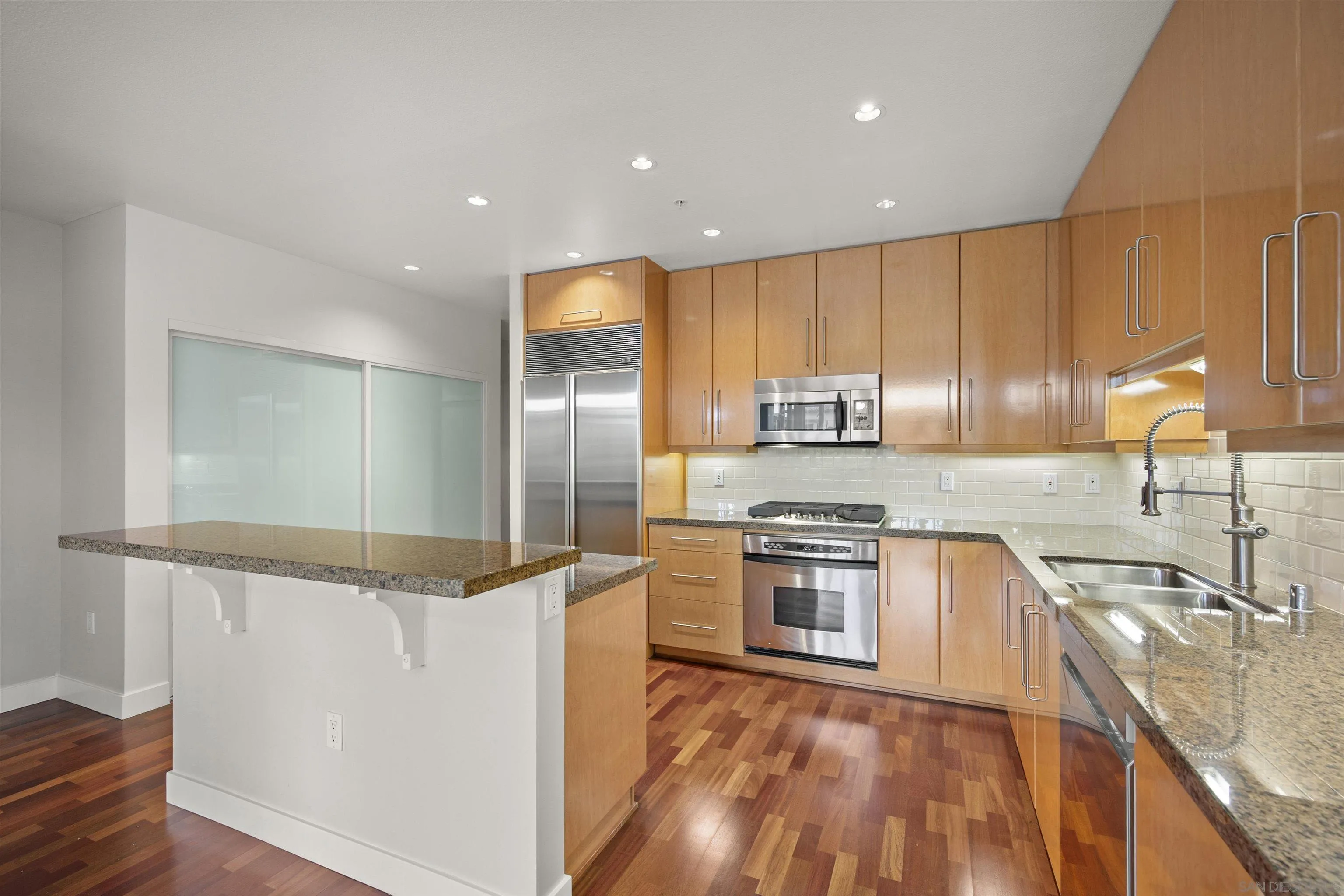 Photo #4: 250000165 Listing 