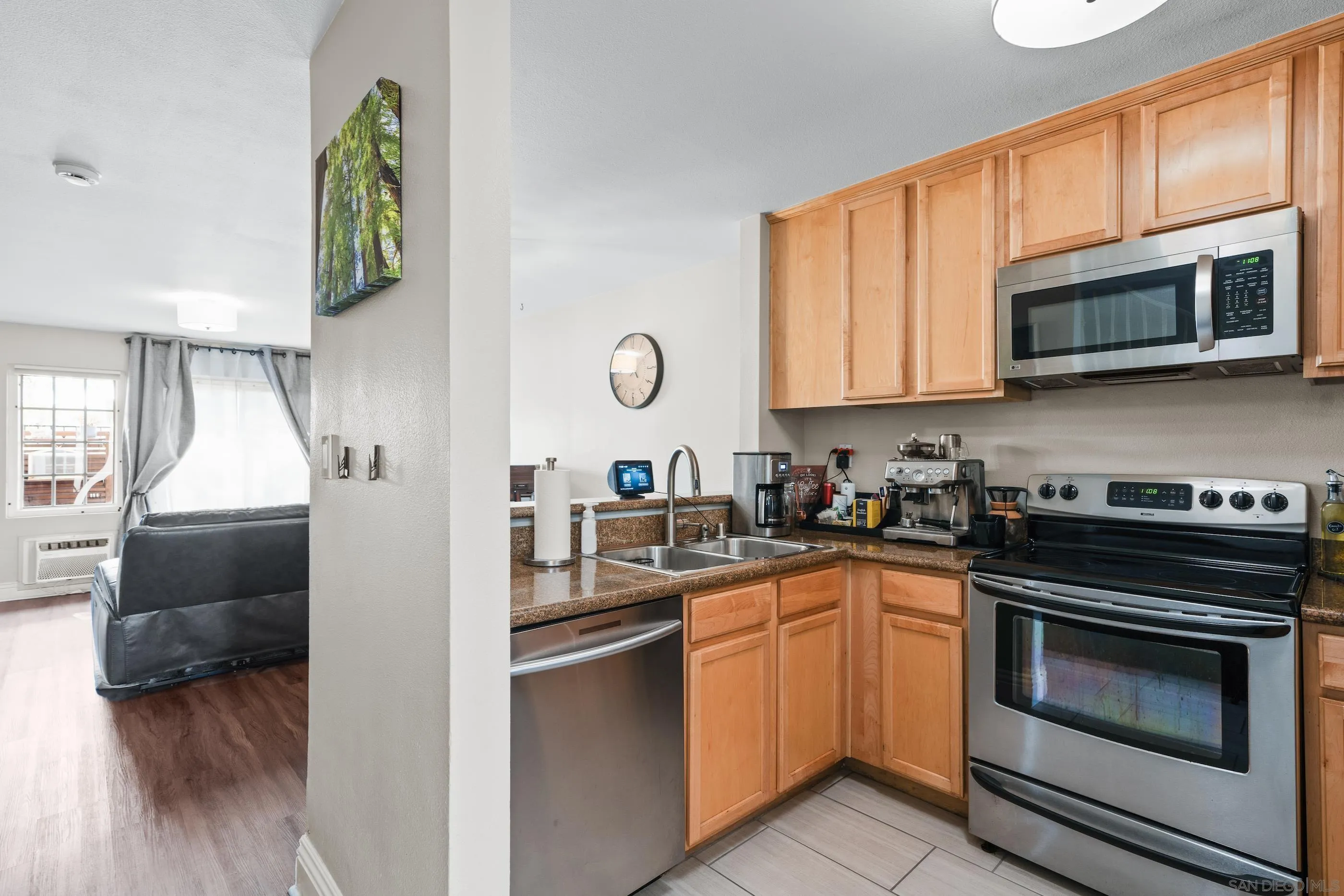 Photo #2: 250000455 Listing 