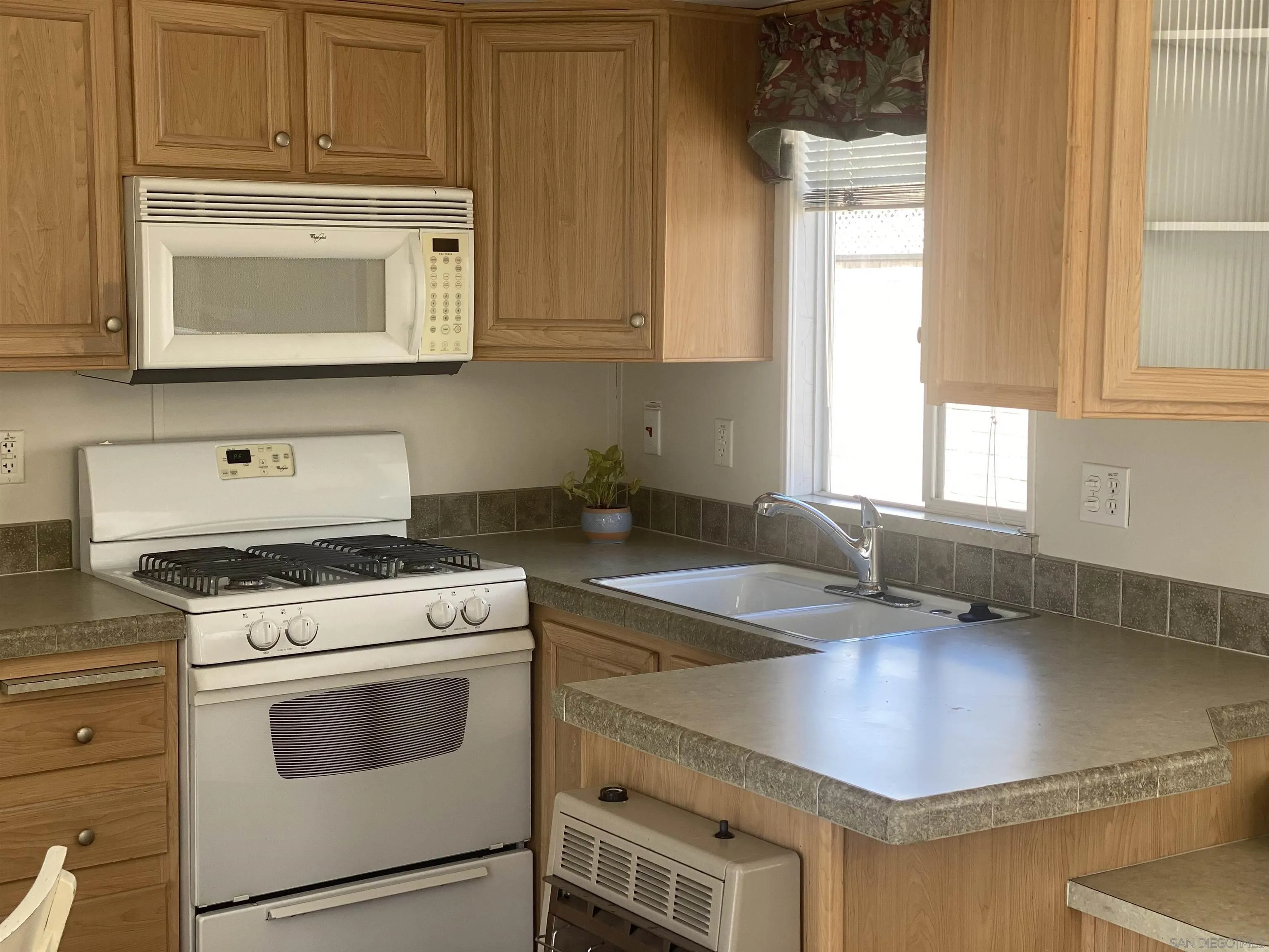 https://cdn.realtyfeed.com/cdn/127/250001241/98720cdbc042959c1d04f76261ffdcbb.webp
