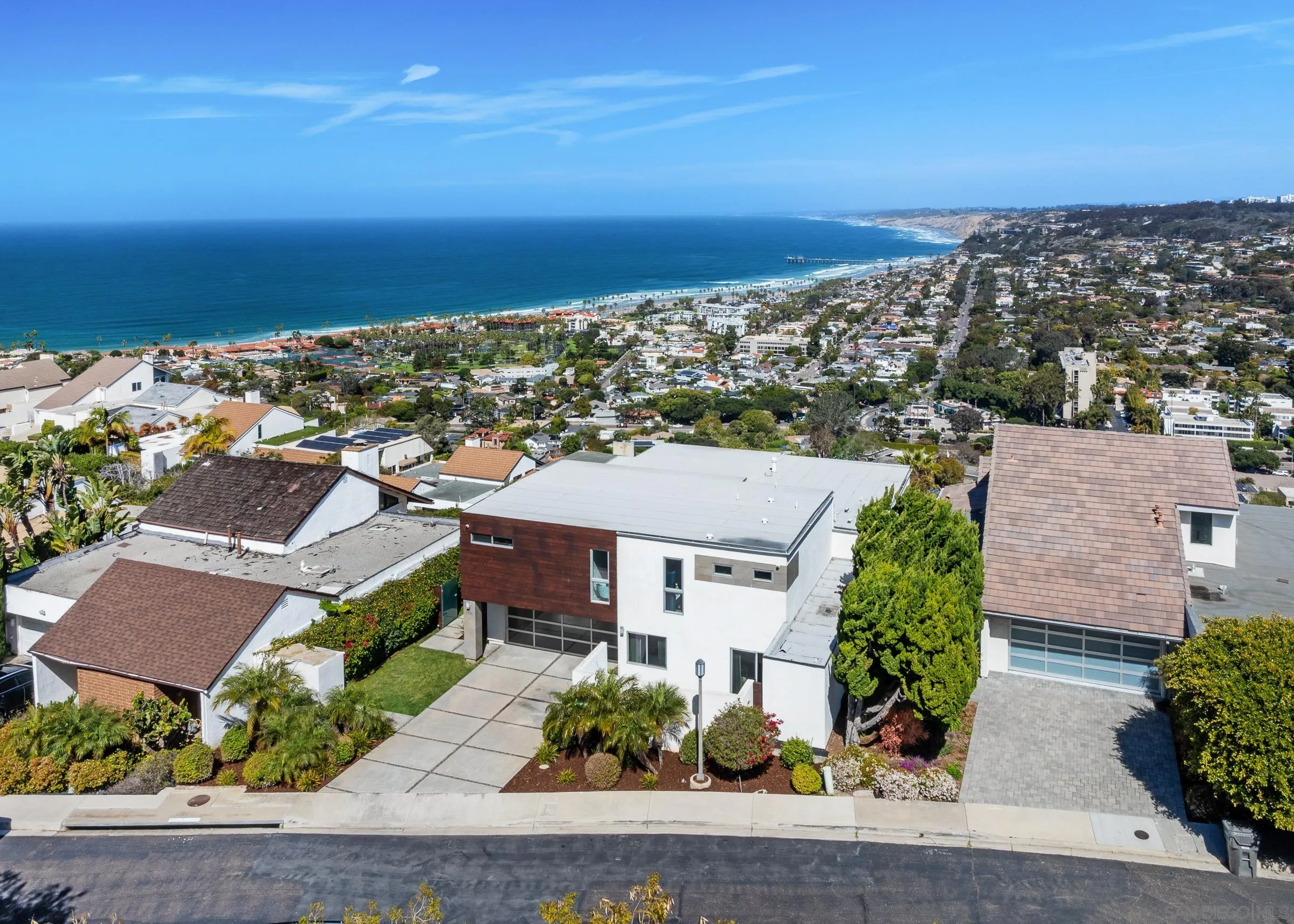 https://cdn.realtyfeed.com/cdn/127/250017196/745cb8e38b220cf0da931553d266fa3d.webp