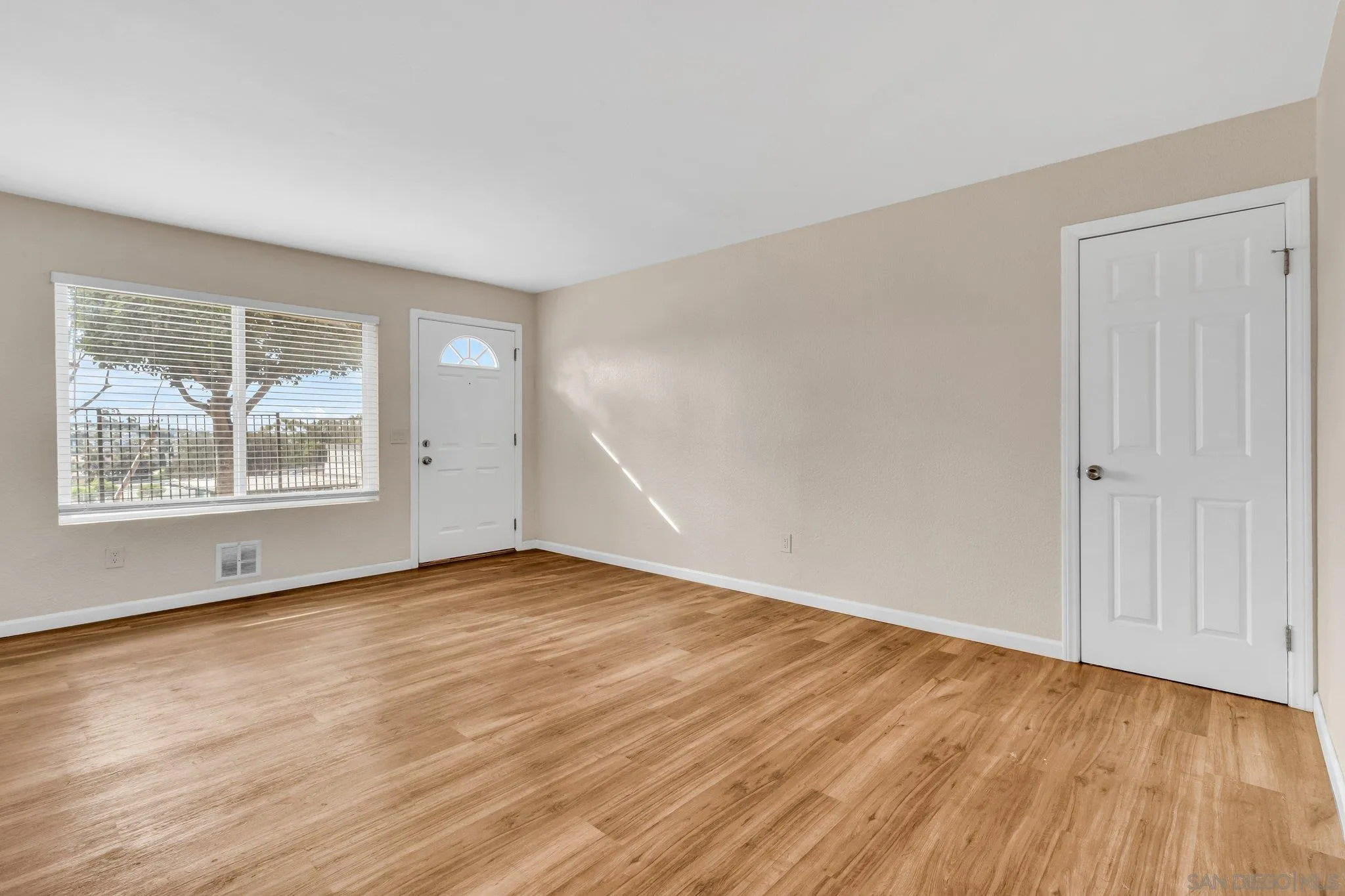Photo #5: 250017250 Listing 