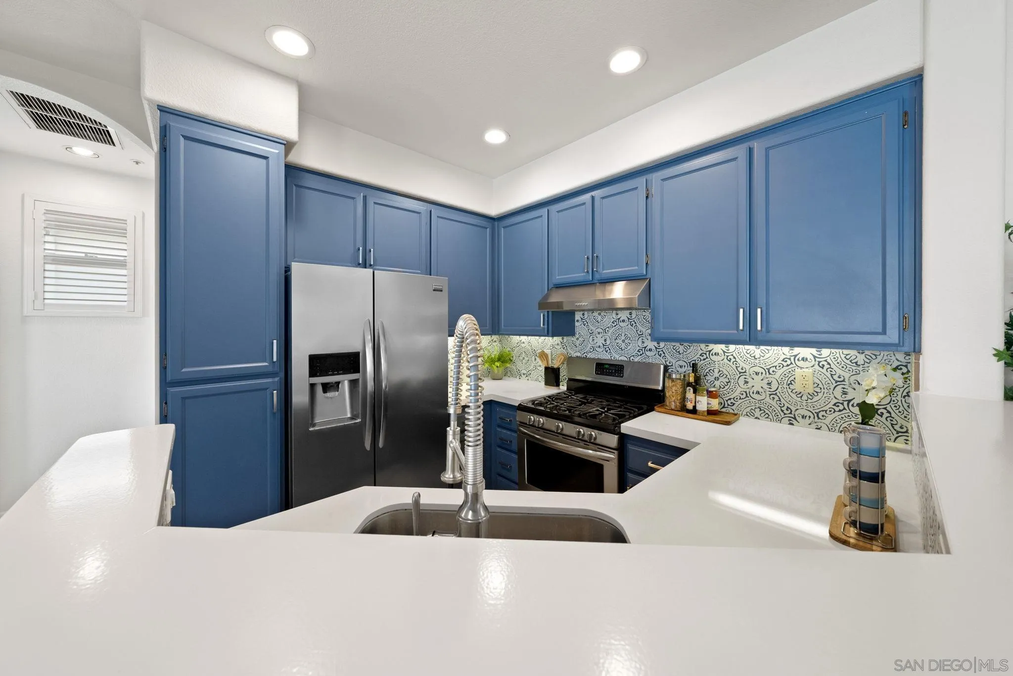More Details about MLS # 250017296 : 549 SWEET PEA PL