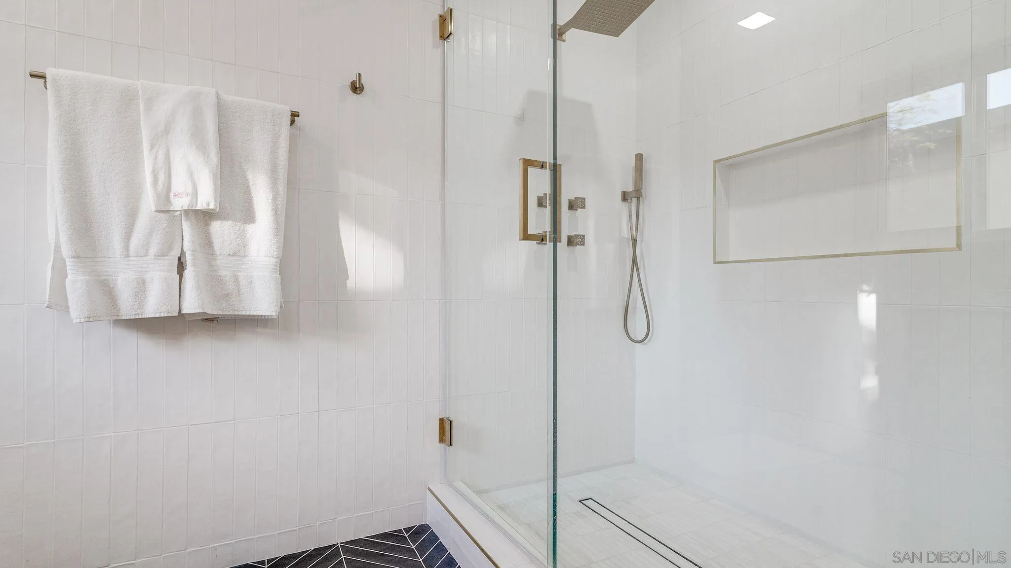 https://cdn.realtyfeed.com/cdn/127/250017844/9f039d66505ae79da70f26a5c57778c3.webp
