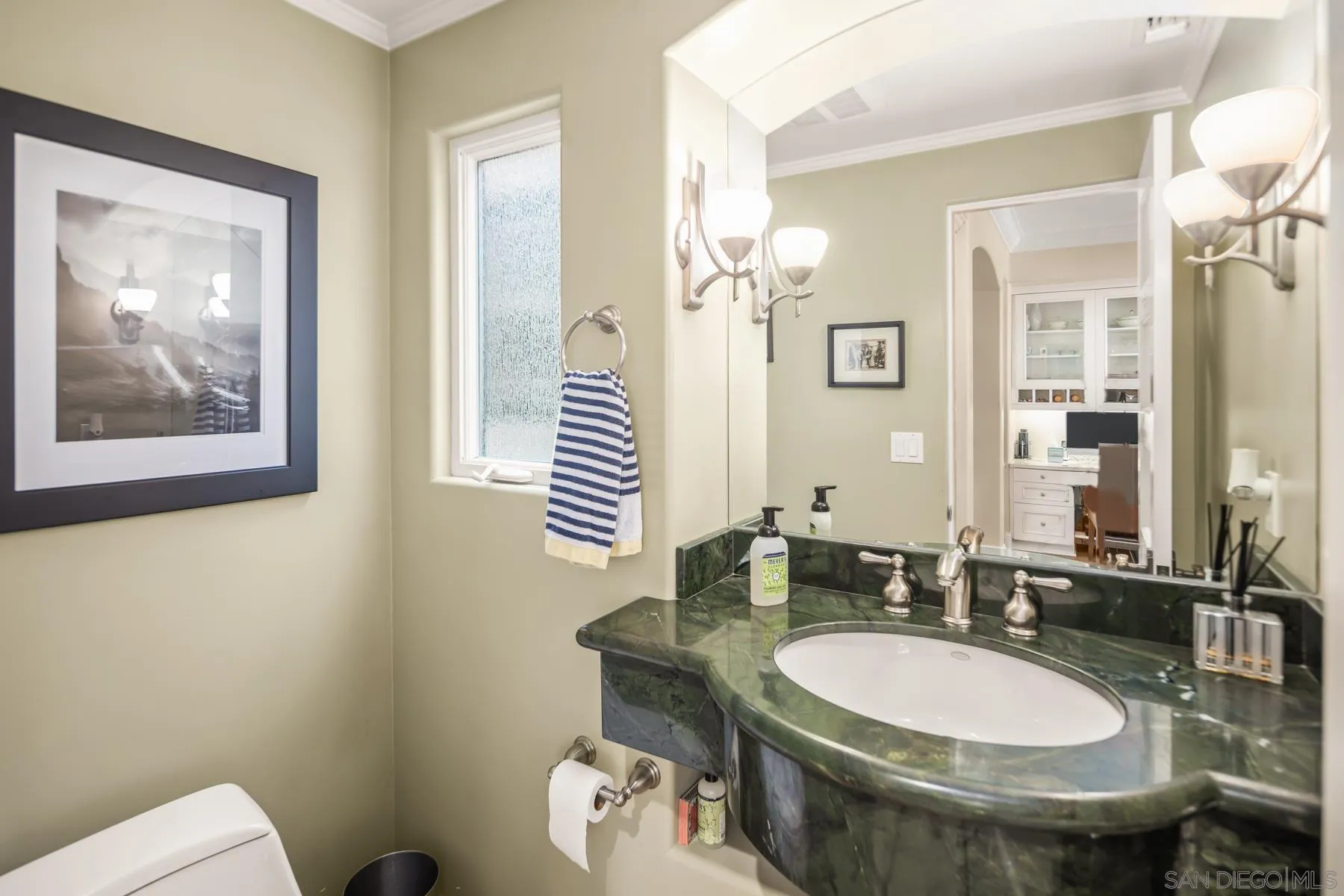 https://cdn.realtyfeed.com/cdn/127/250017905/a58dd99ca40895385fd0542902384c40.webp