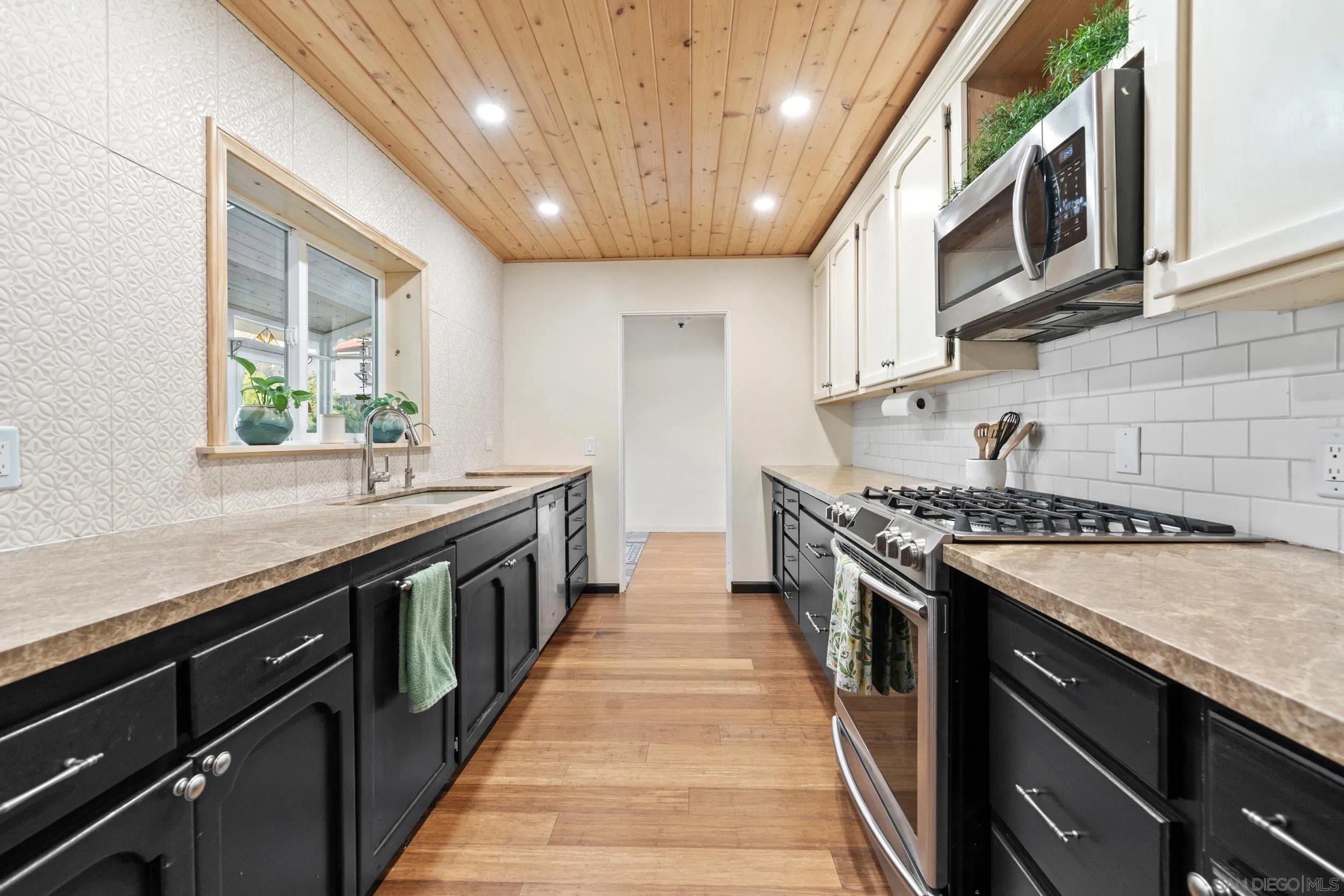 https://cdn.realtyfeed.com/cdn/127/250018239/8867b7a19bace06070275d3e01a6185d.webp