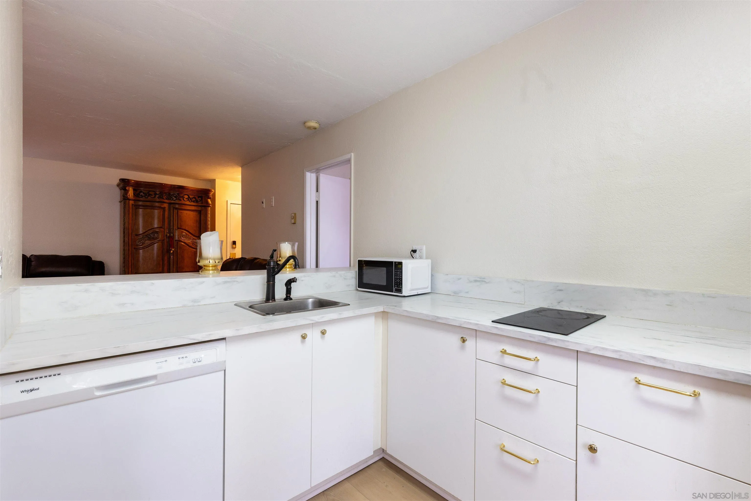 https://cdn.realtyfeed.com/cdn/127/250018614/34b12ba5cad8feb91a6601bb86811bf9.webp