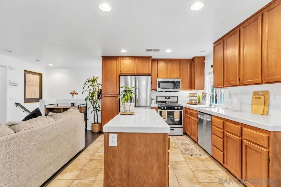 https://cdn.realtyfeed.com/cdn/127/250019014/ac01abf8bc896b50cc026f21b7dd2e66.webp