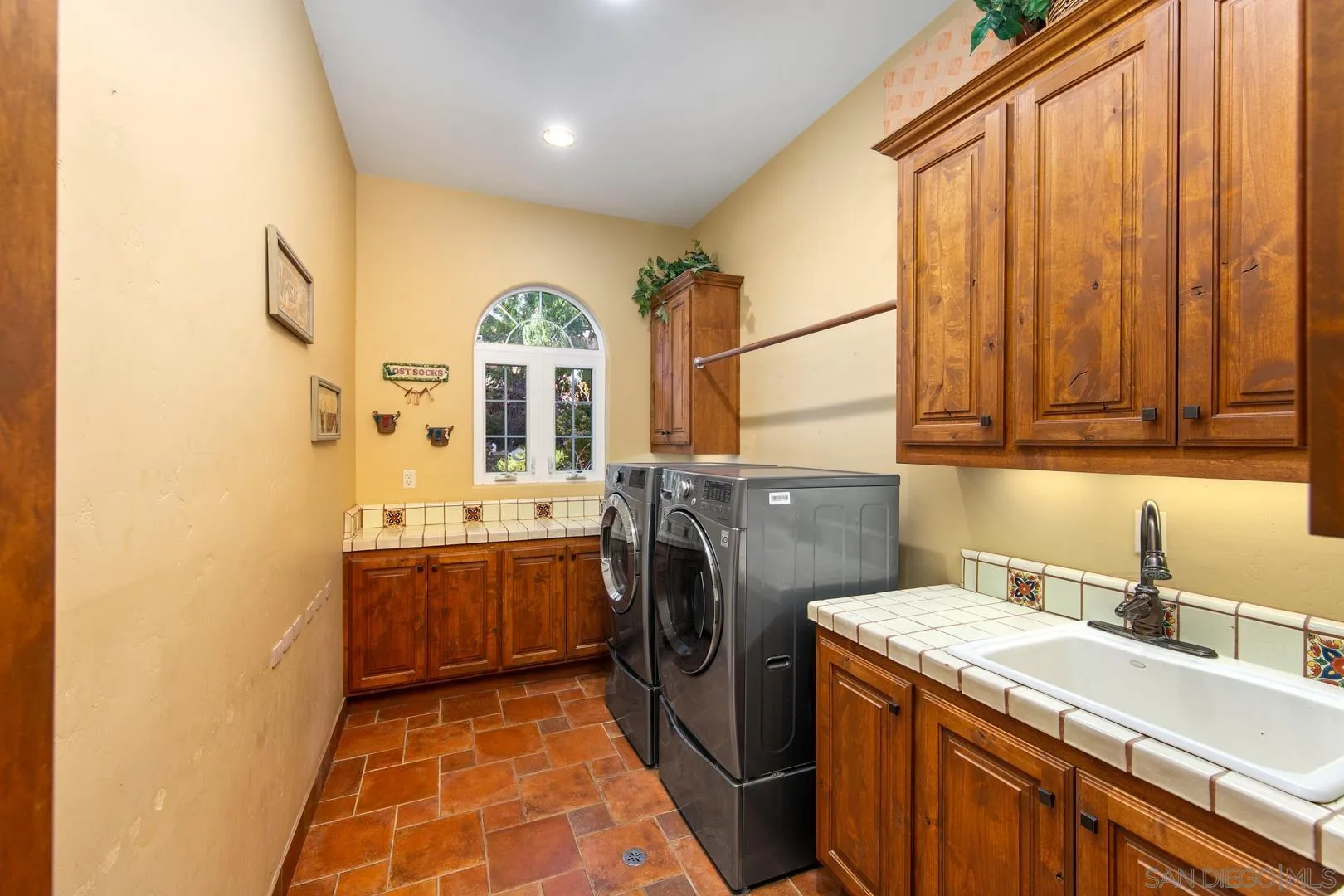 https://cdn.realtyfeed.com/cdn/127/250019283/0c60682da9c0903514a0b7d0fcc12ae3.webp