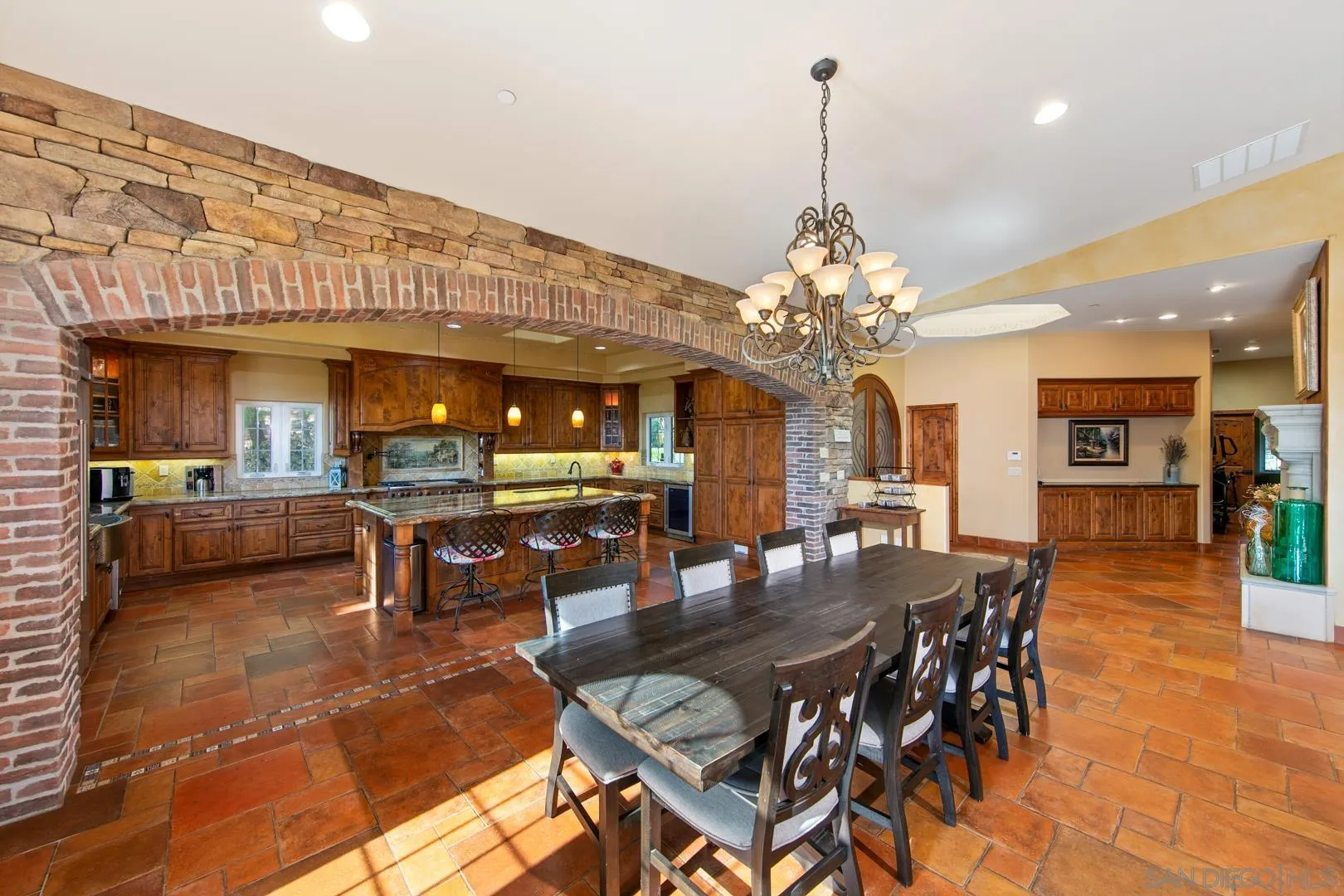 https://cdn.realtyfeed.com/cdn/127/250019283/15ffb6f5500195fbbda001282ade7b5e.webp