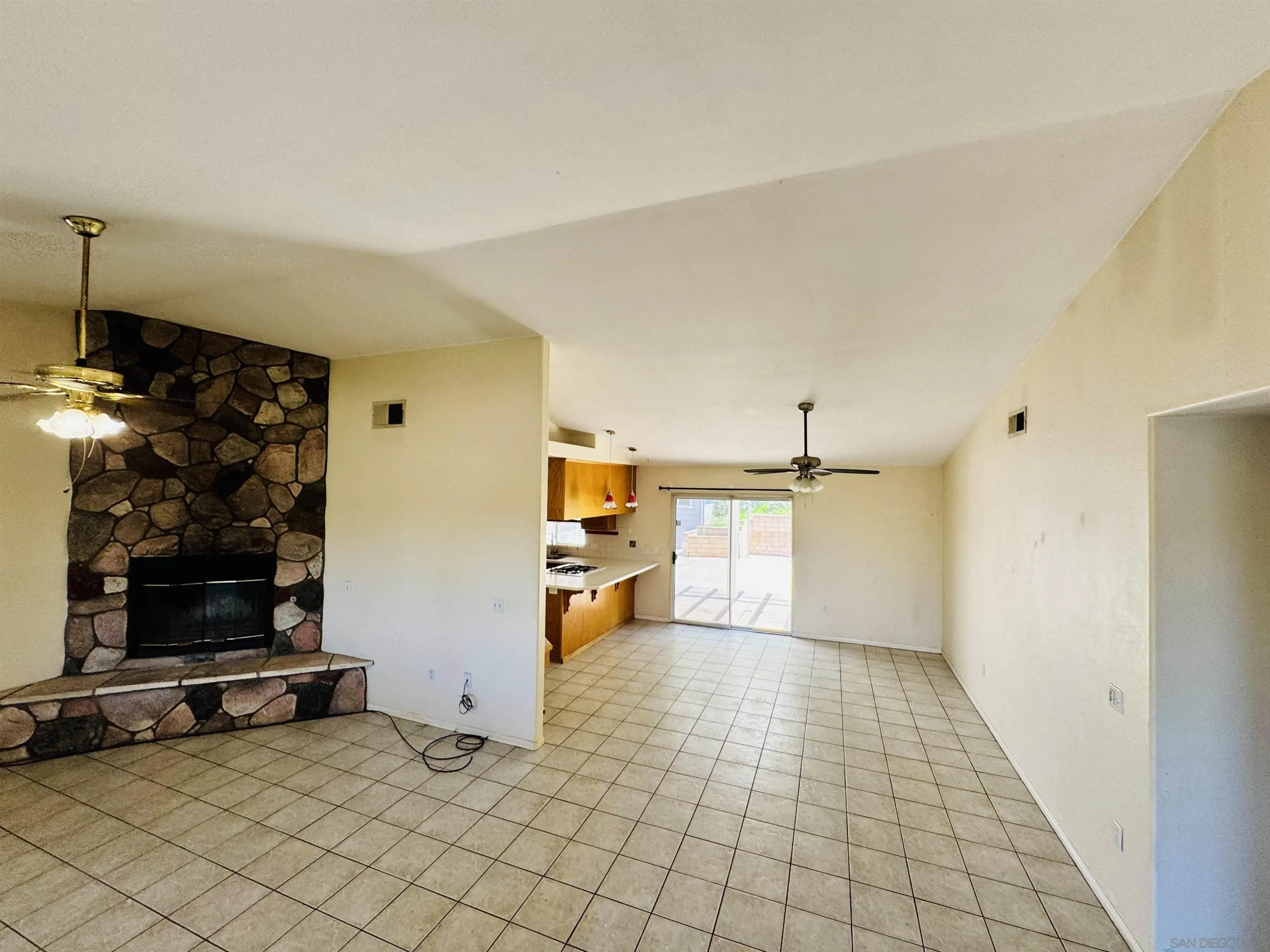 https://cdn.realtyfeed.com/cdn/127/250019332/127a17af70d4f9434bca3e6a7ddbe2bc.webp