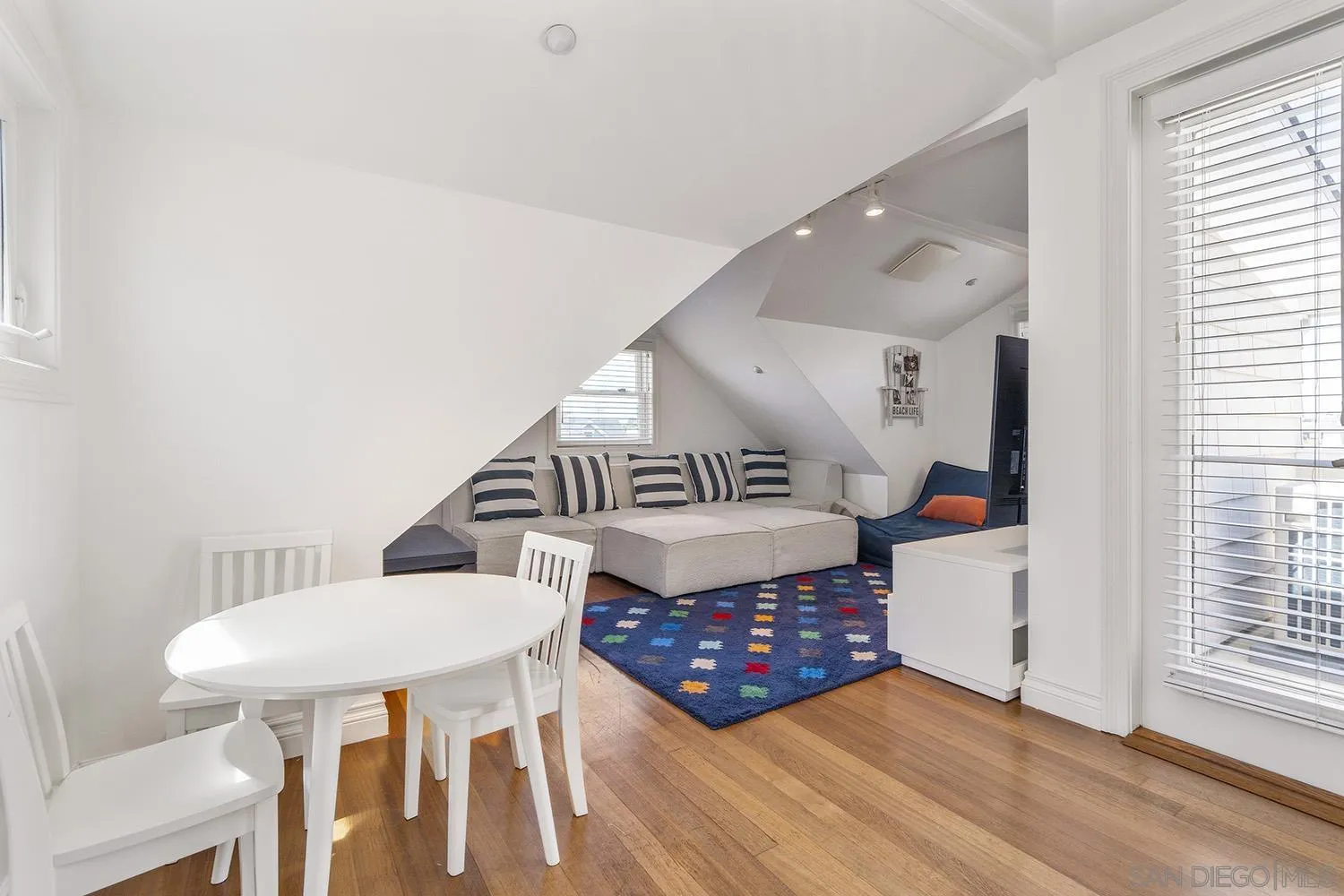https://cdn.realtyfeed.com/cdn/127/250019935/ec66f0edde68721ec9283af2b43162df.webp