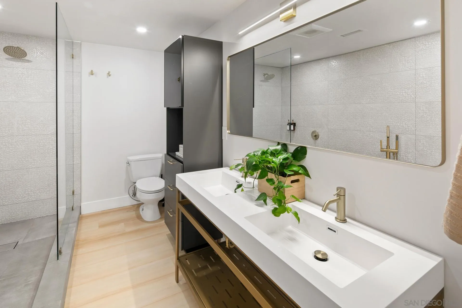 https://cdn.realtyfeed.com/cdn/127/250020380/d16188fecebf07abd28dec6bac5bb049.webp
