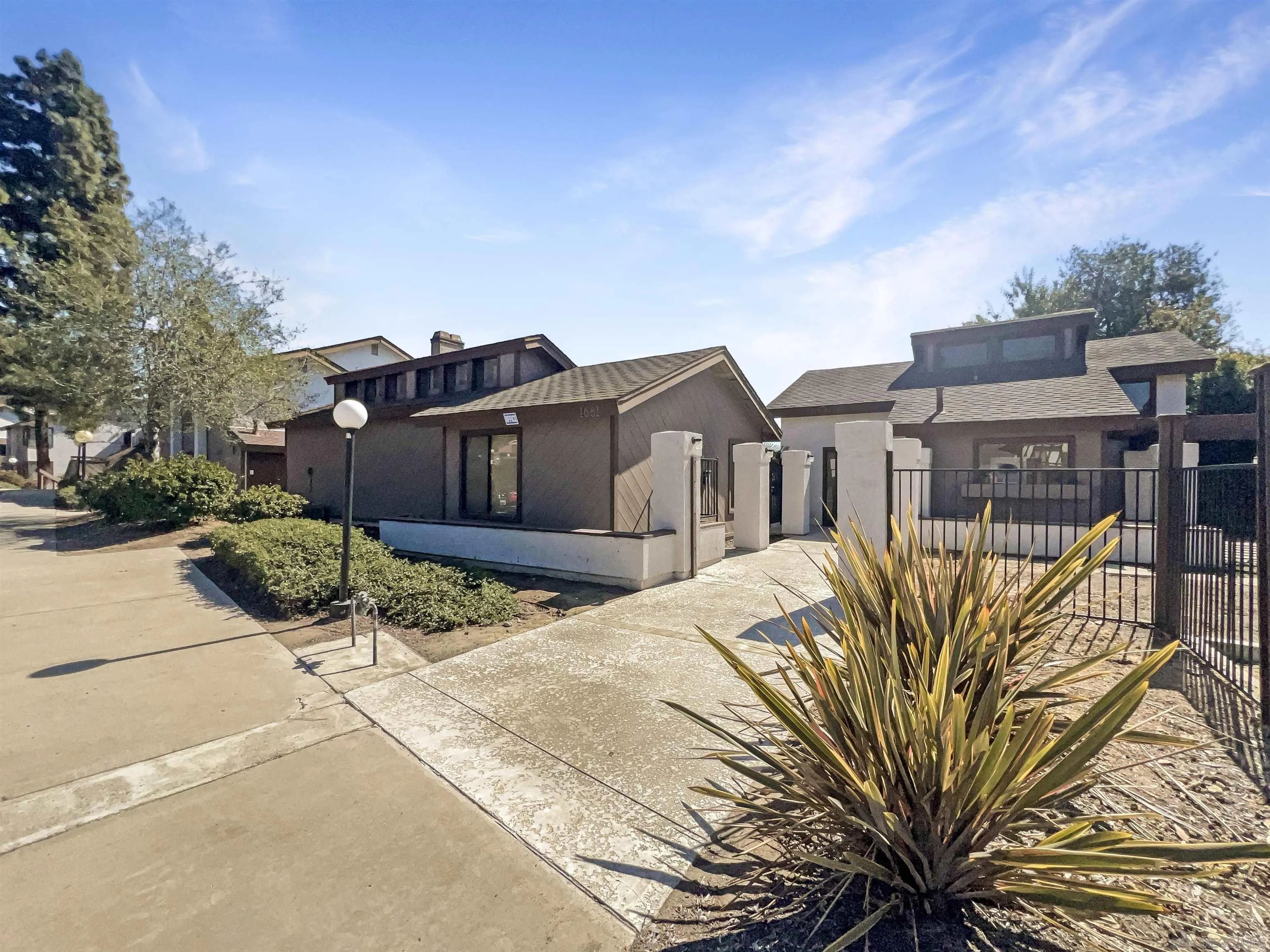 More Details about MLS # 250020606 : 1677 MELROSE AVE