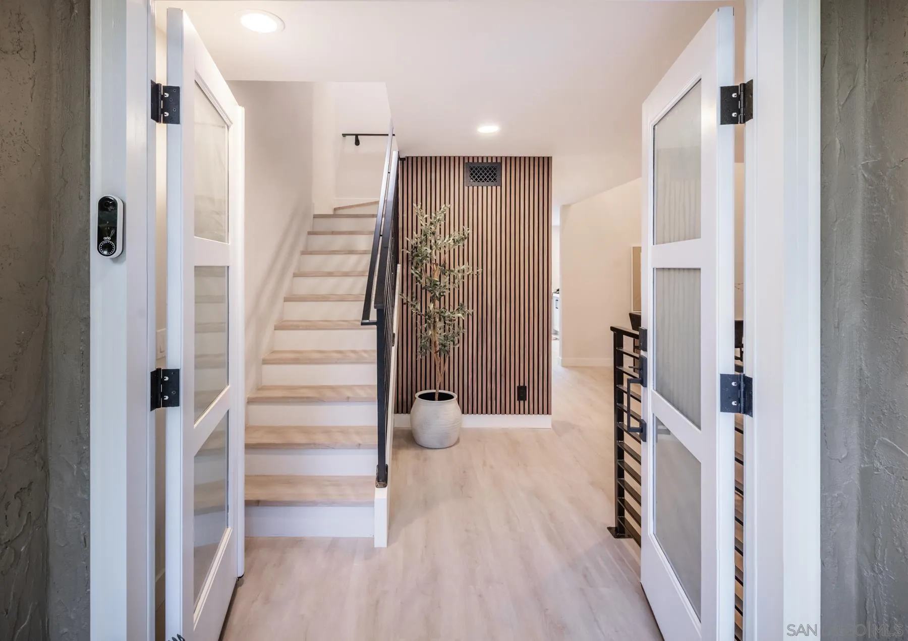 More Details about MLS # 250021041 : 1999 AZURE