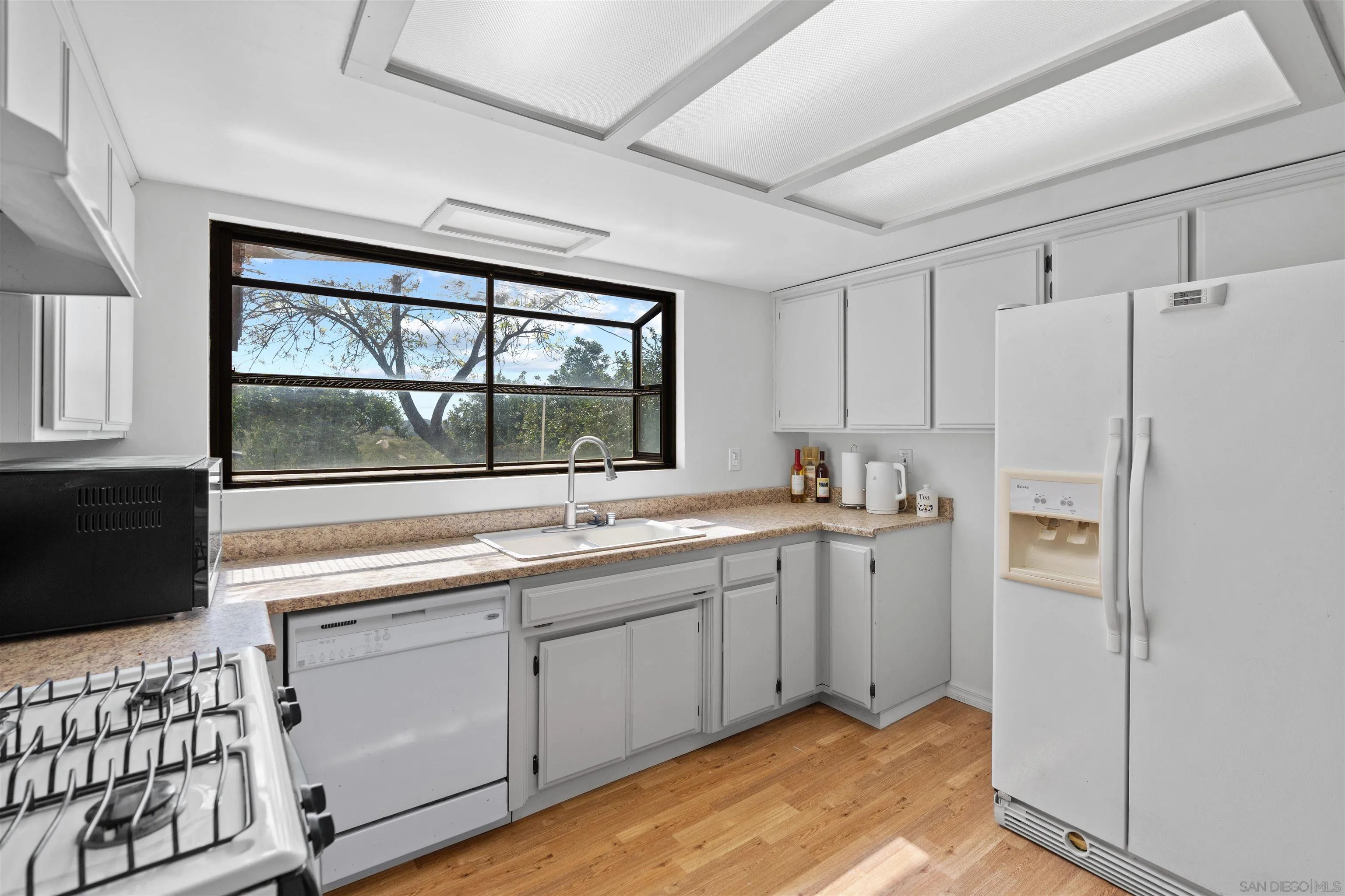 https://cdn.realtyfeed.com/cdn/127/250021045/fea1042466eb2a62c5e3ae97d673d1d3.webp