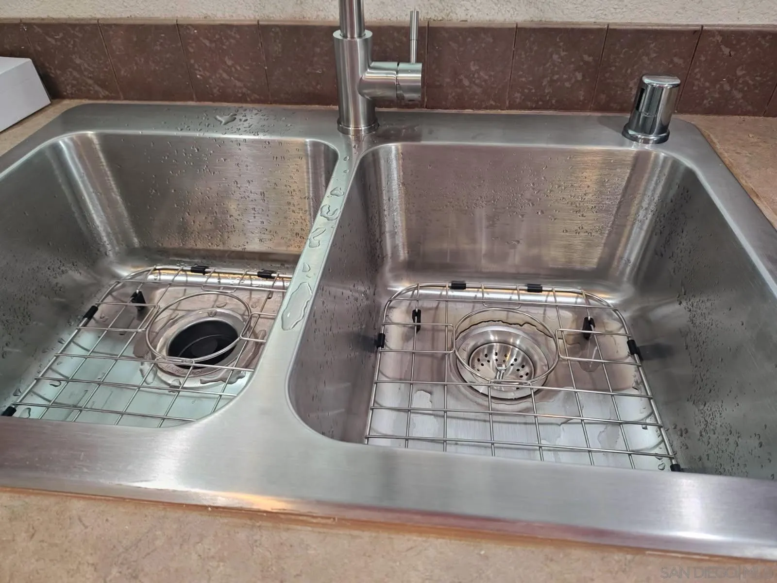 https://cdn.realtyfeed.com/cdn/127/250021100/a101fe7caf9e82666831a7e780f97b32.webp