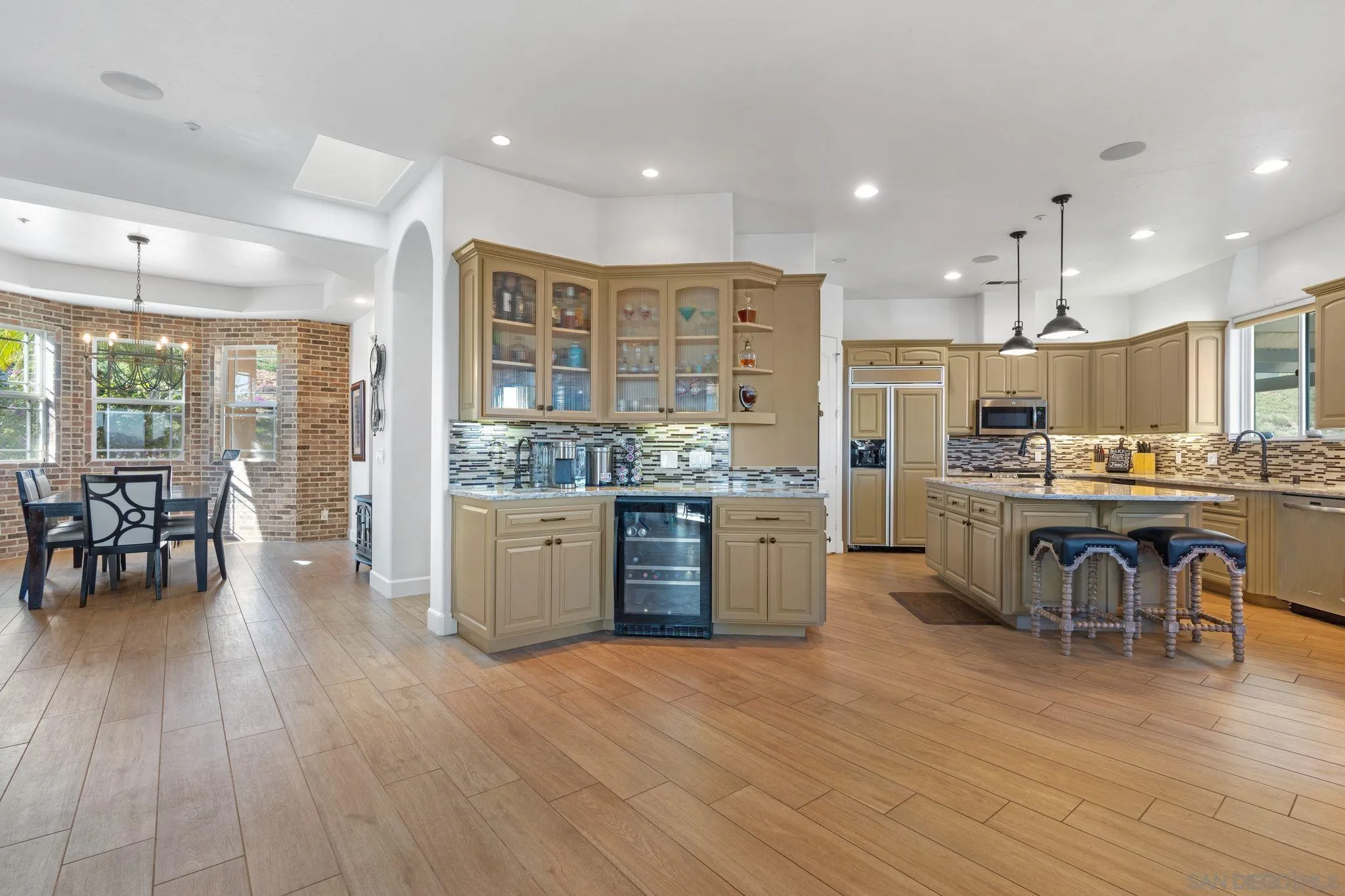 https://cdn.realtyfeed.com/cdn/127/250021200/e2c38930cf8d35a38b118efe9ae1c4ac.webp