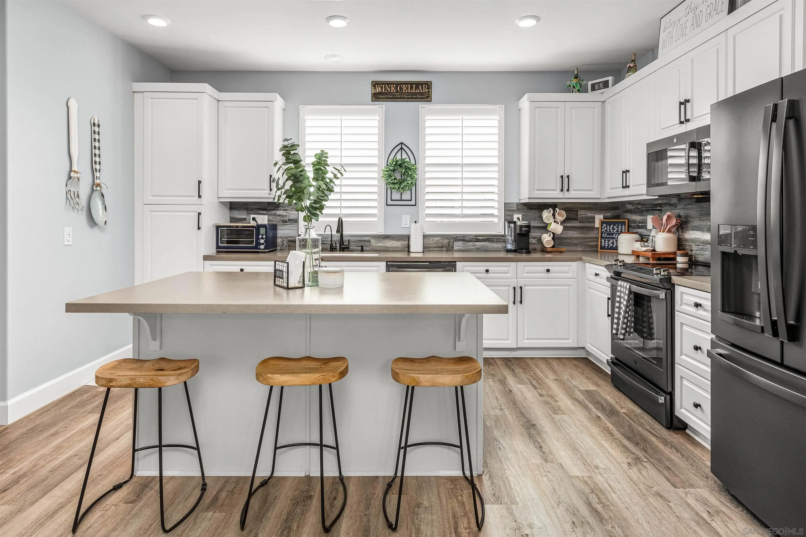 More Details about MLS # 250021321 : 344 MISSION TERRACE AVE