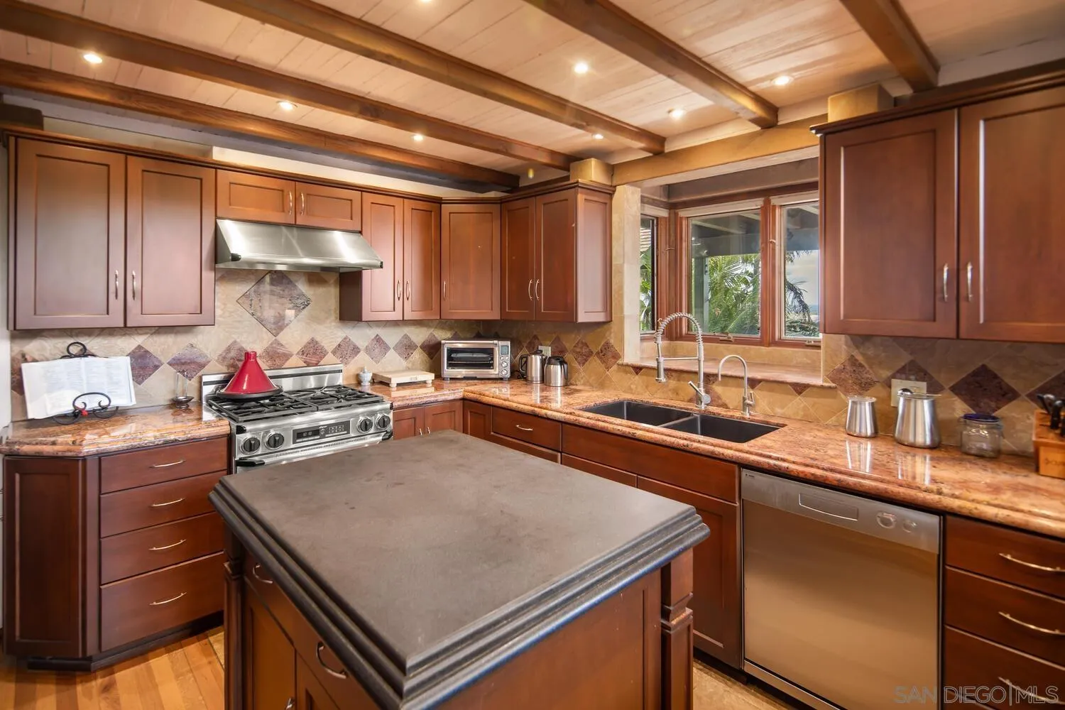 https://cdn.realtyfeed.com/cdn/127/250021512/f38e40ca68da19ce8eeeff378bb003e0.webp