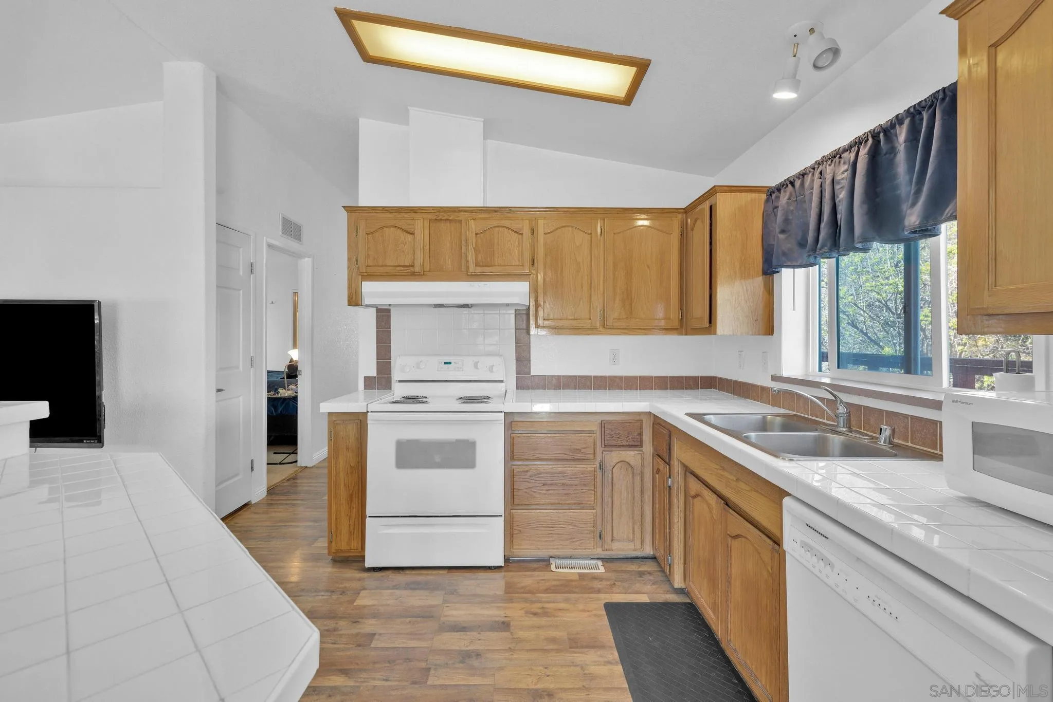 https://cdn.realtyfeed.com/cdn/127/250021569/b72c7f1ddec1e383d6bd9ddf5a9f5680.webp
