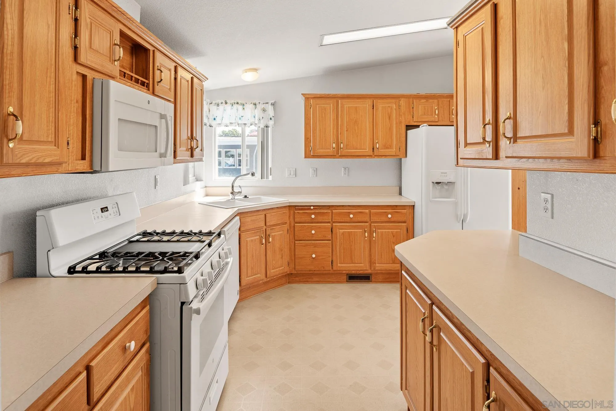https://cdn.realtyfeed.com/cdn/127/250021698/cac3eba5a8c2c1d86d9bedaa88e96269.webp
